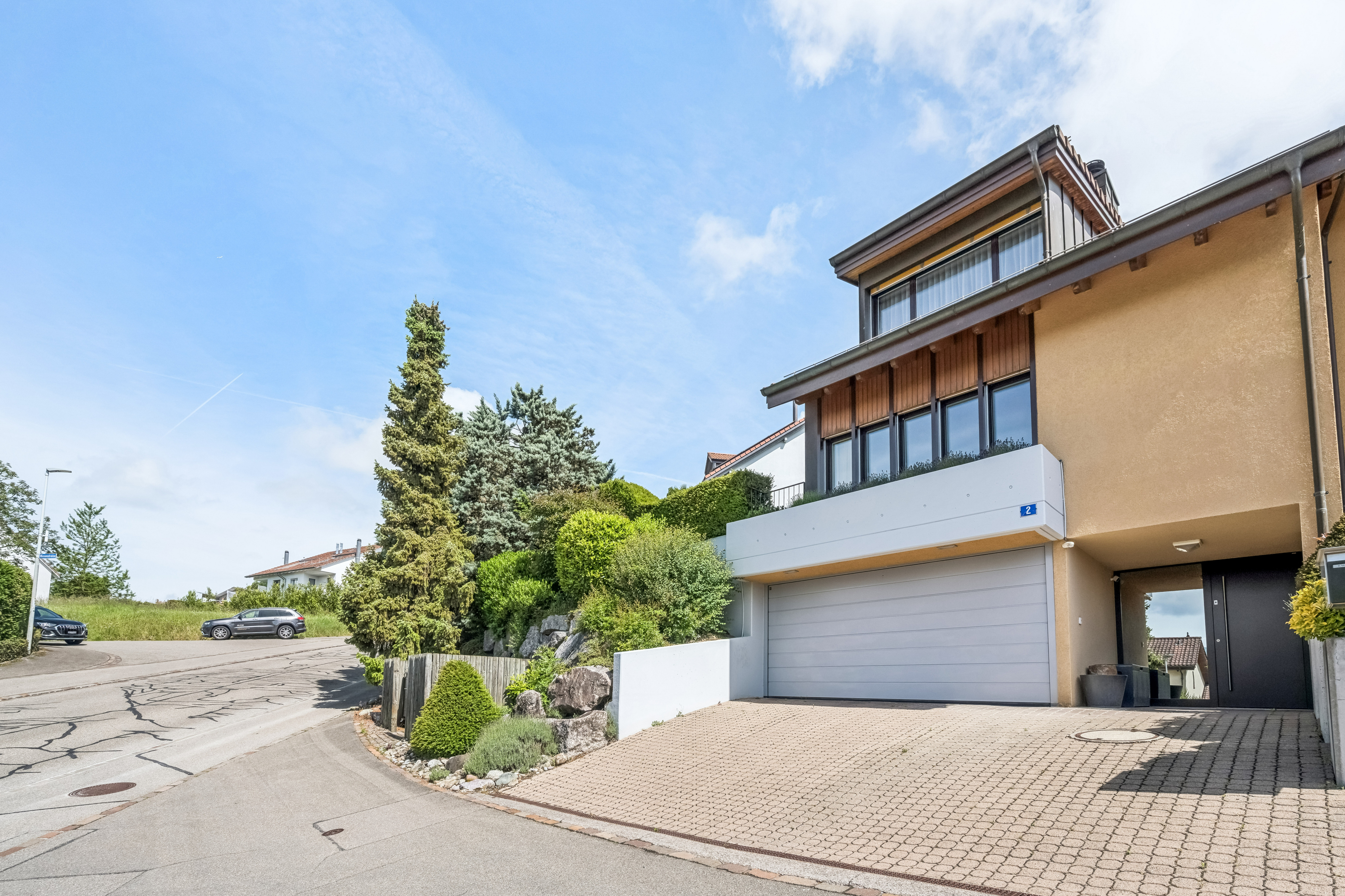 Gepflegte Doppelhaushälfte mit Auffahrt und Garage. 