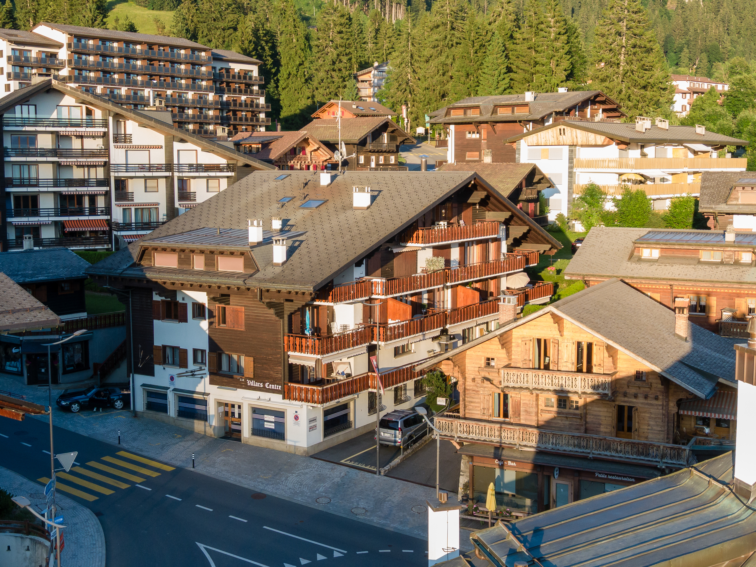 vue aérienne de maisons et d'appartements dans un village de montagne