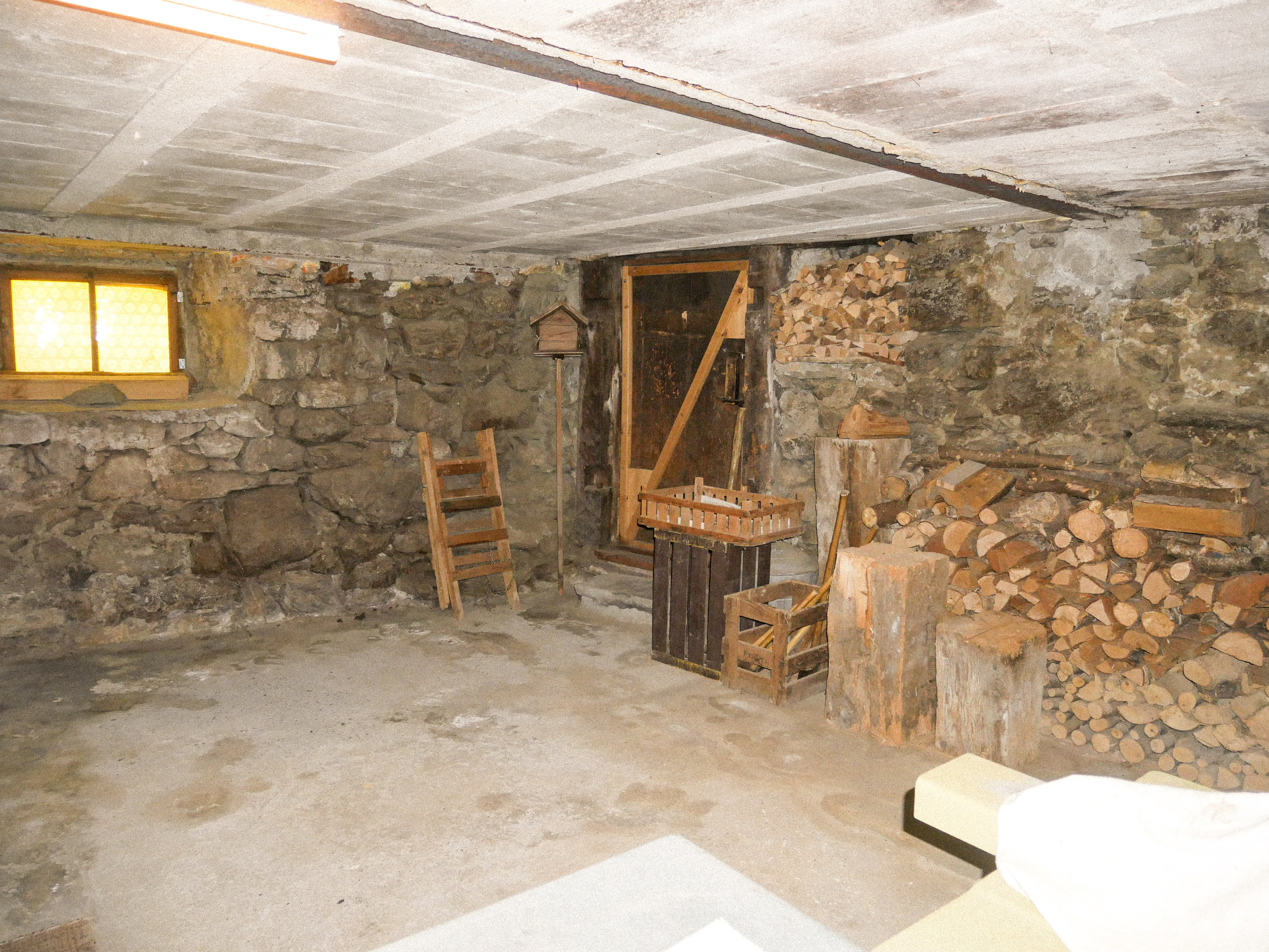 Cave - bûcher Cave - bûcher