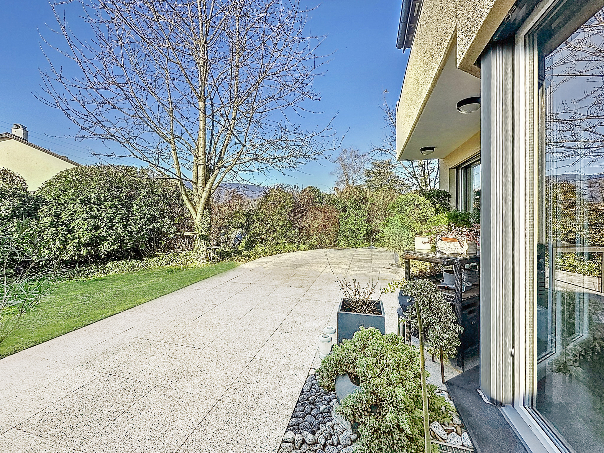 Large, quiet corner terrace