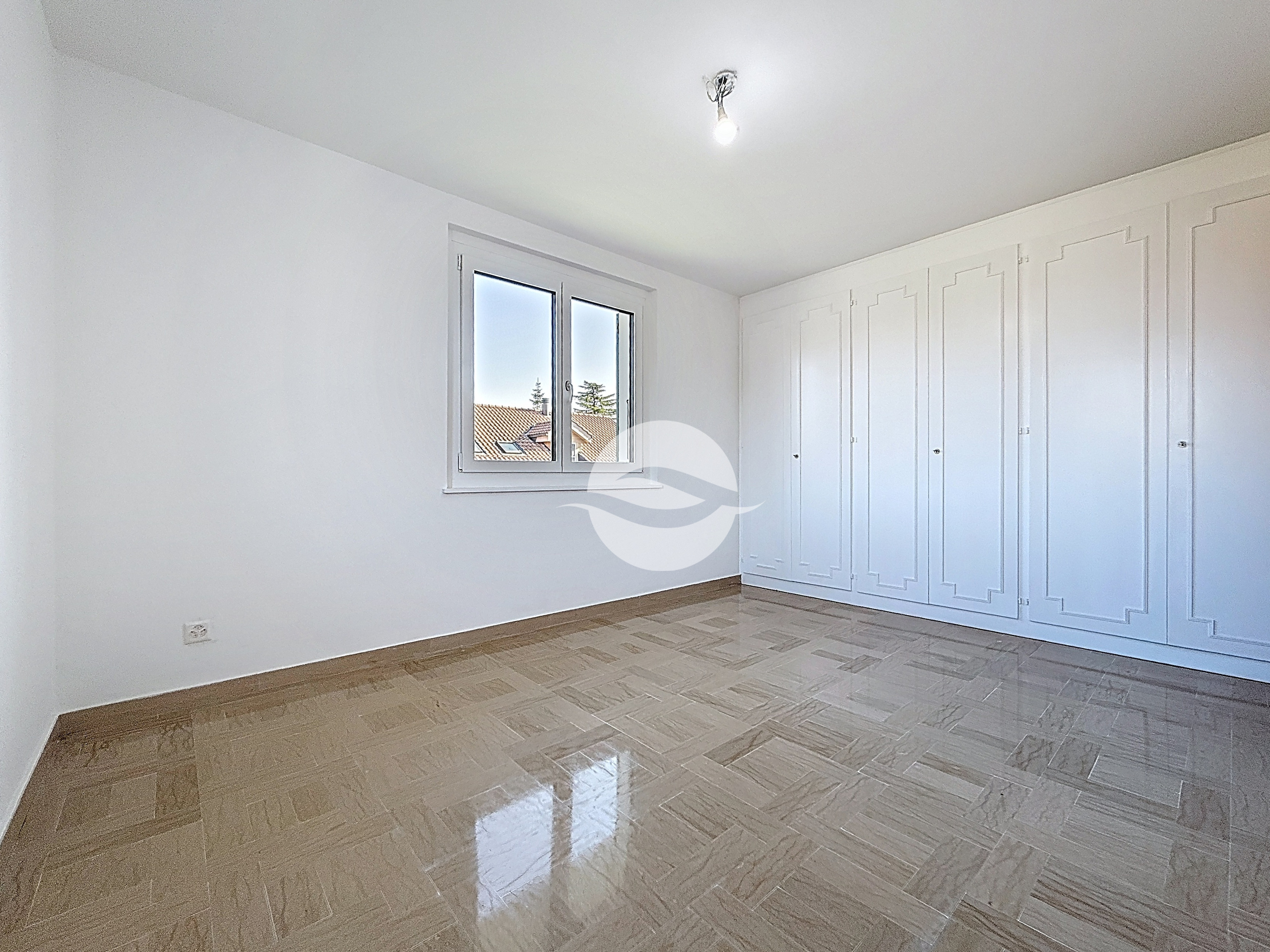 1er : 4 ème Chambre avec armoires intégrées