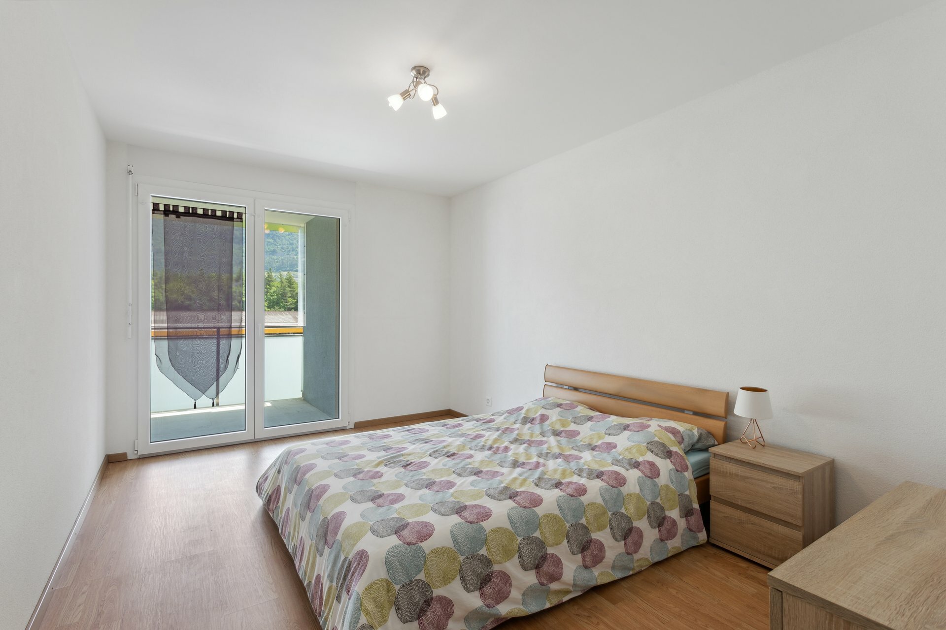 Schlafzimmer mit Zugang zum Balkon