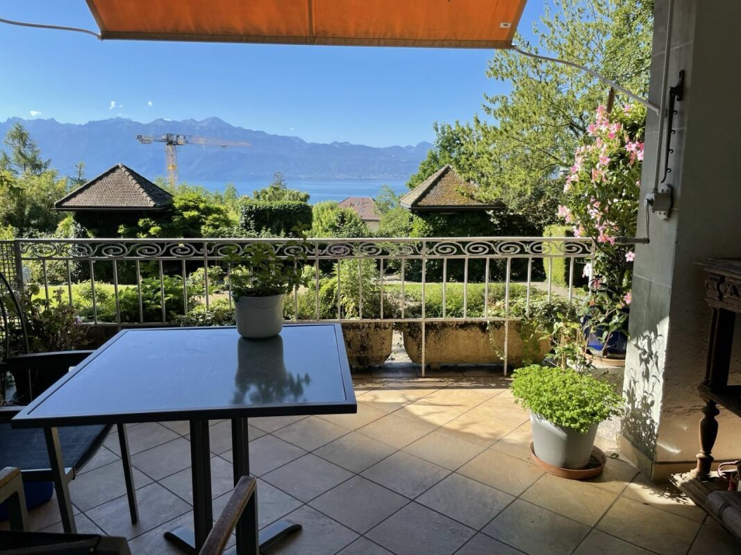une vue panoramique sur le lac et les Alpes