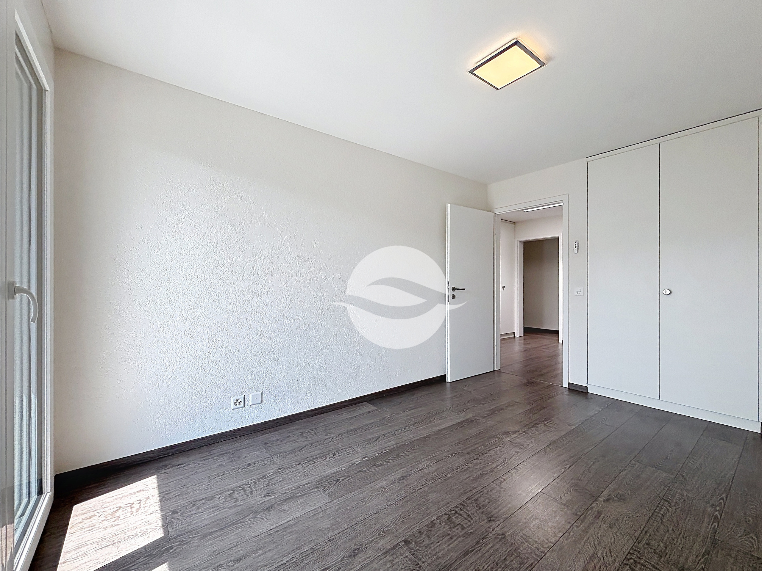 Chambre à coucher 3 avec armoire