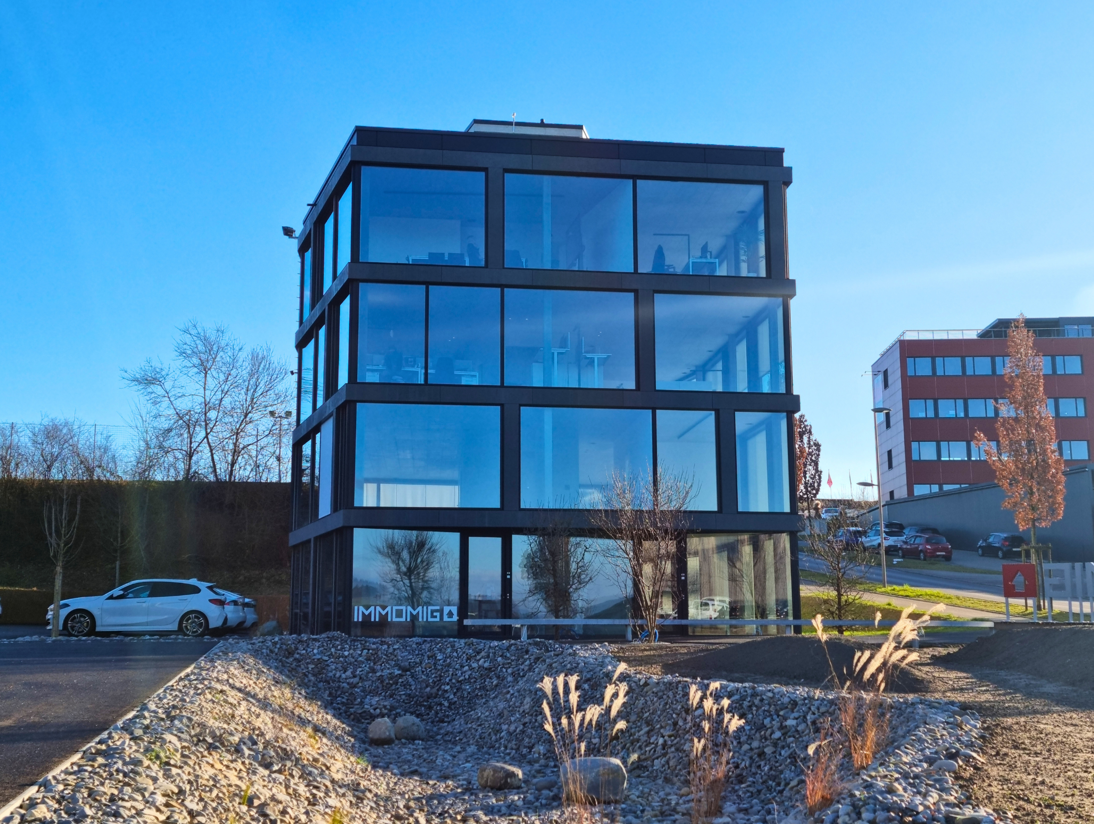 L'immeuble moderne d'IMMOMIG SA à Düdingen en Suisse, également le centre opérationnel de dreamo.ch