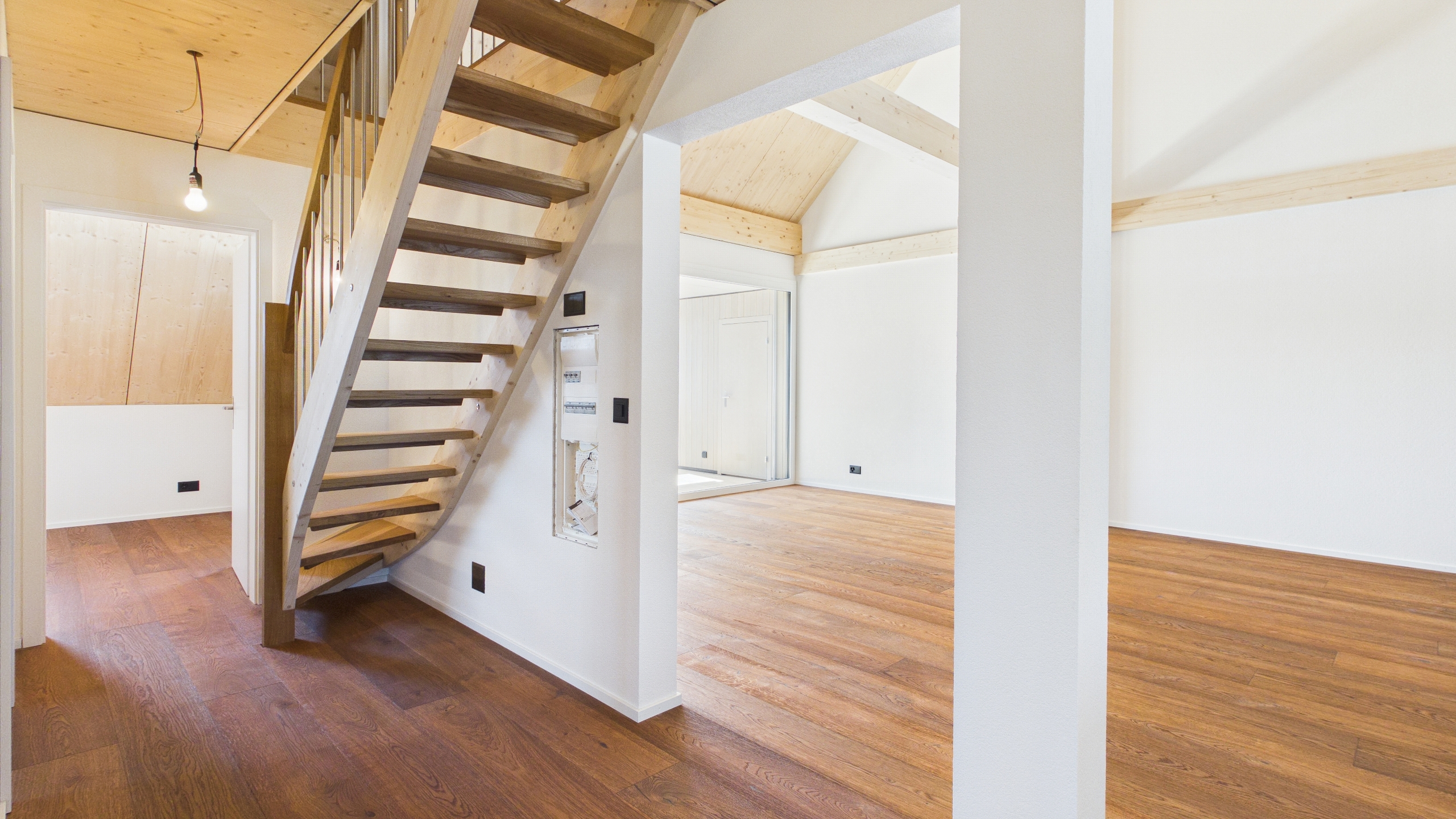 Offen, lichtdurchflutet; Aufgang in die Galerie 