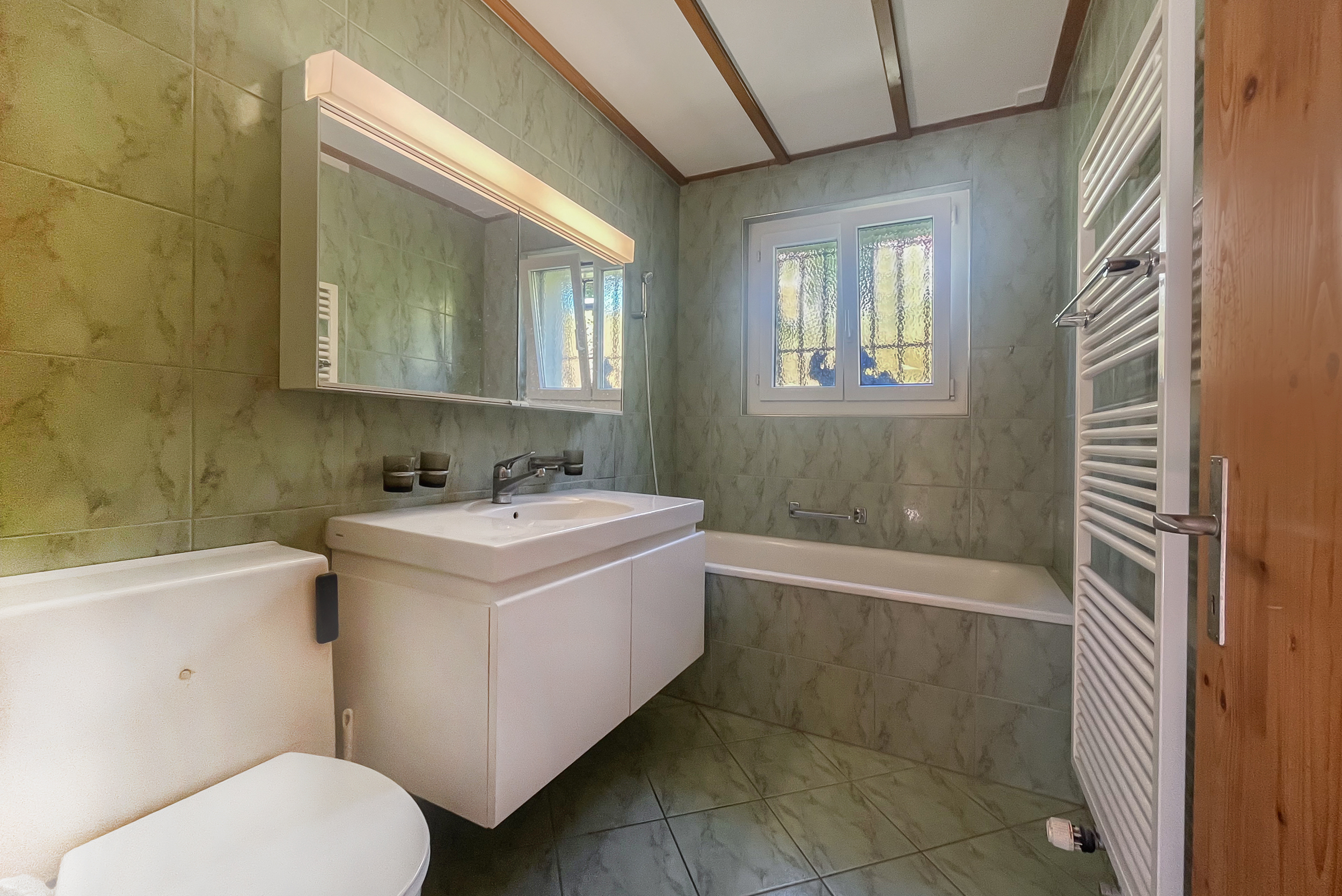 Obere Etage: Bad/WC, Badewanne, Doppellavabo