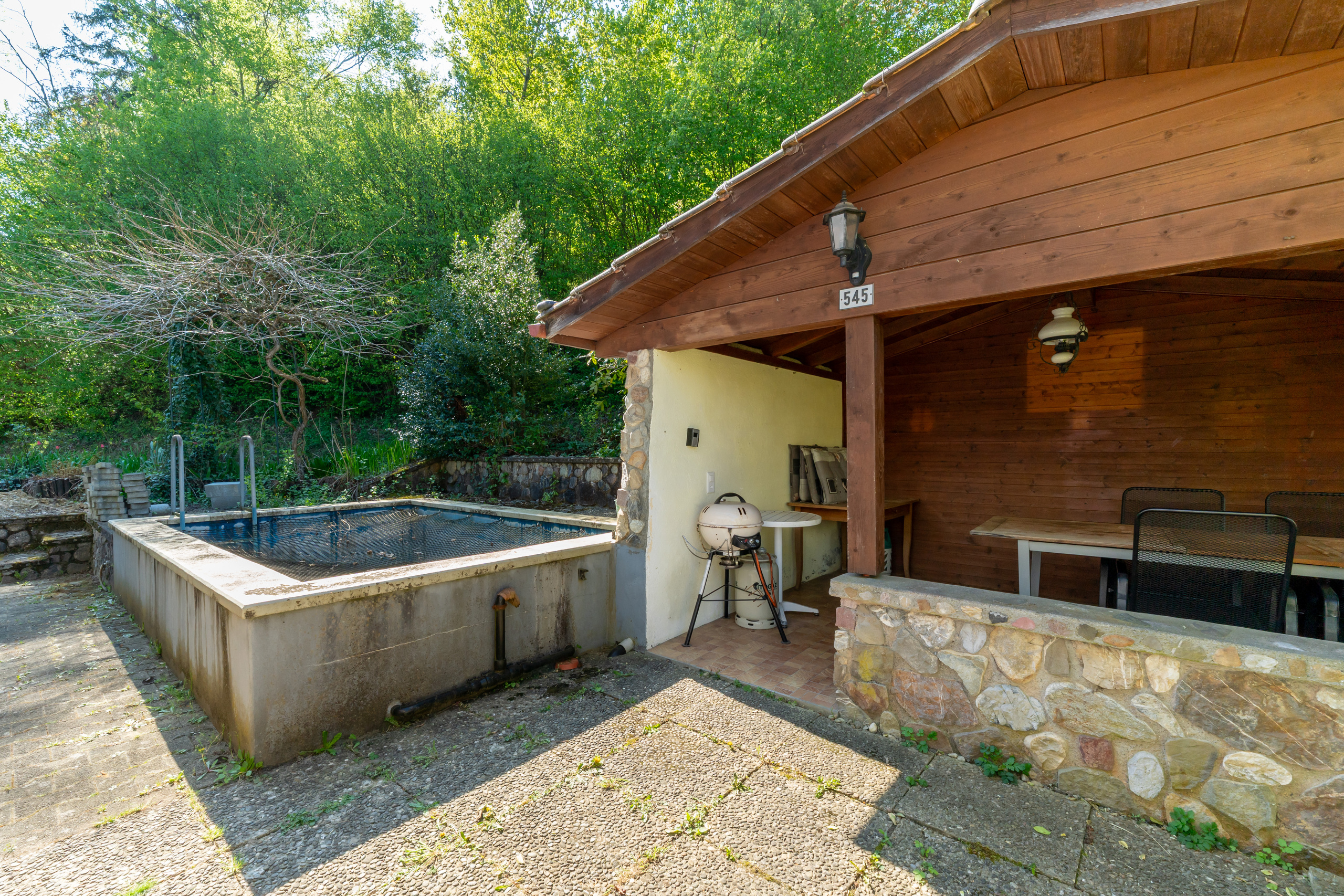 POOL MIT GEDECKTEM SITZPLATZ 