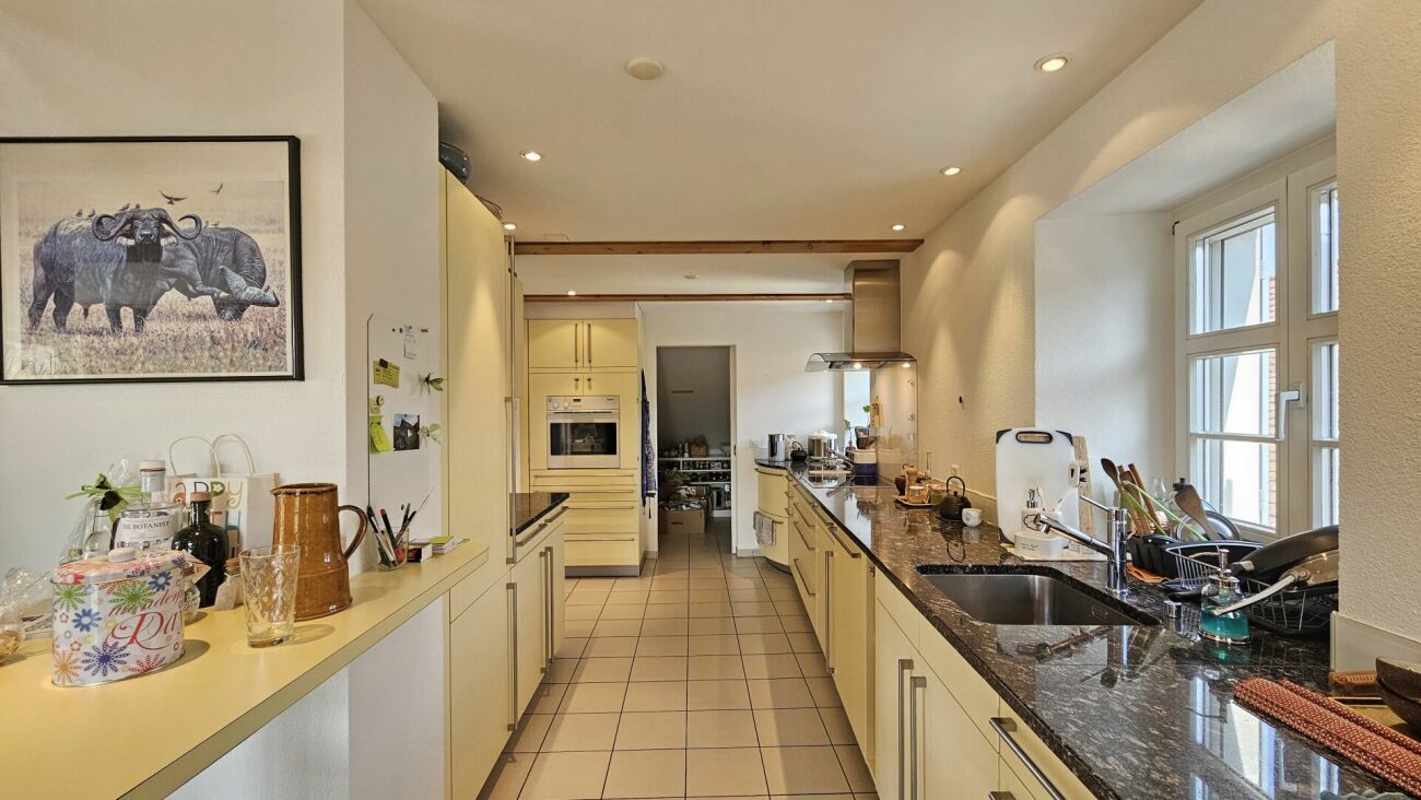 Komfortable Küche mit Vorratsraum