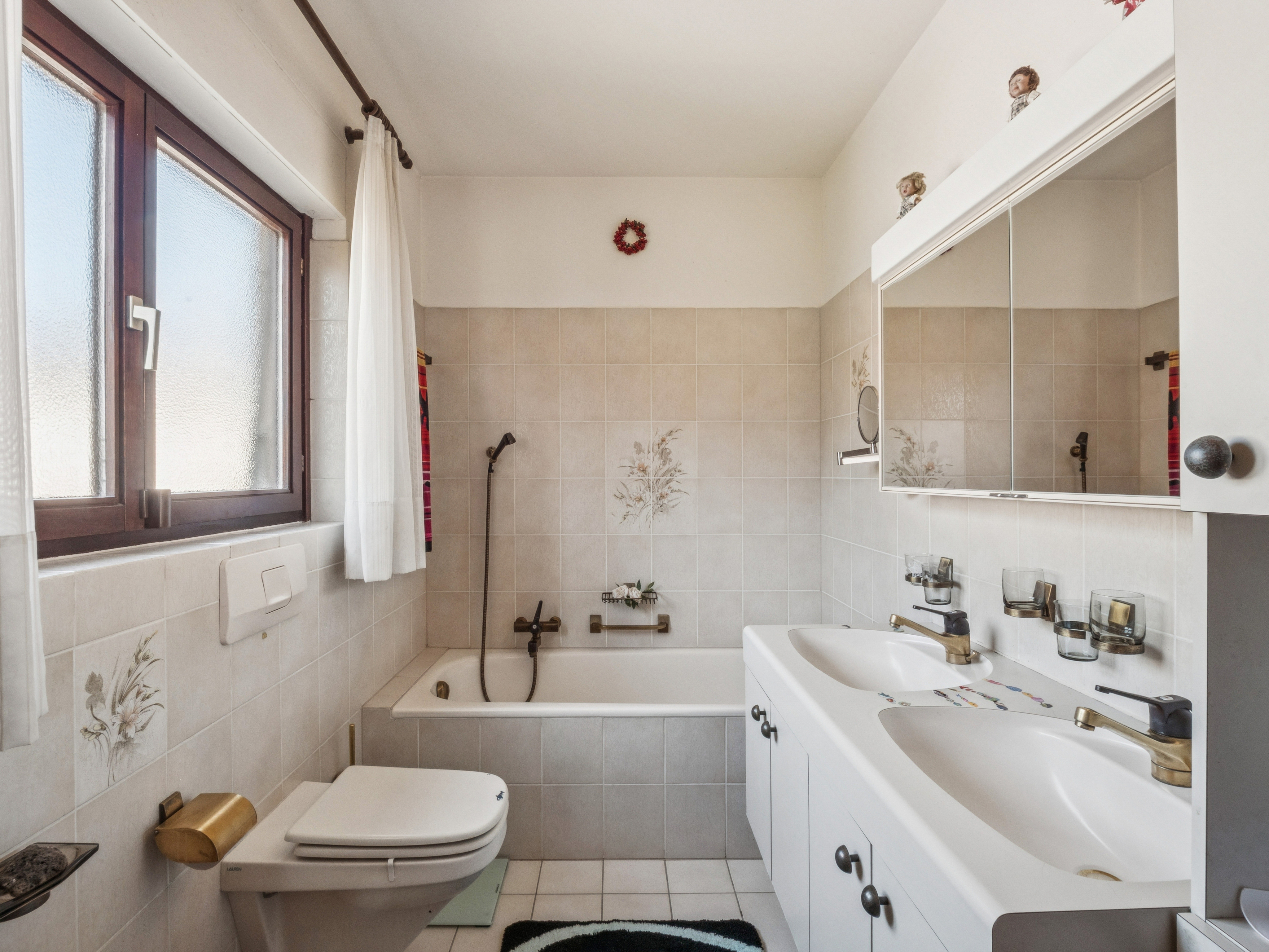 Das grosse Familienbad verfügt auch über eine separate Dusche und ein Bidet Das grosse Familienbad verfügt auch über eine separate Dusche und ein Bidet