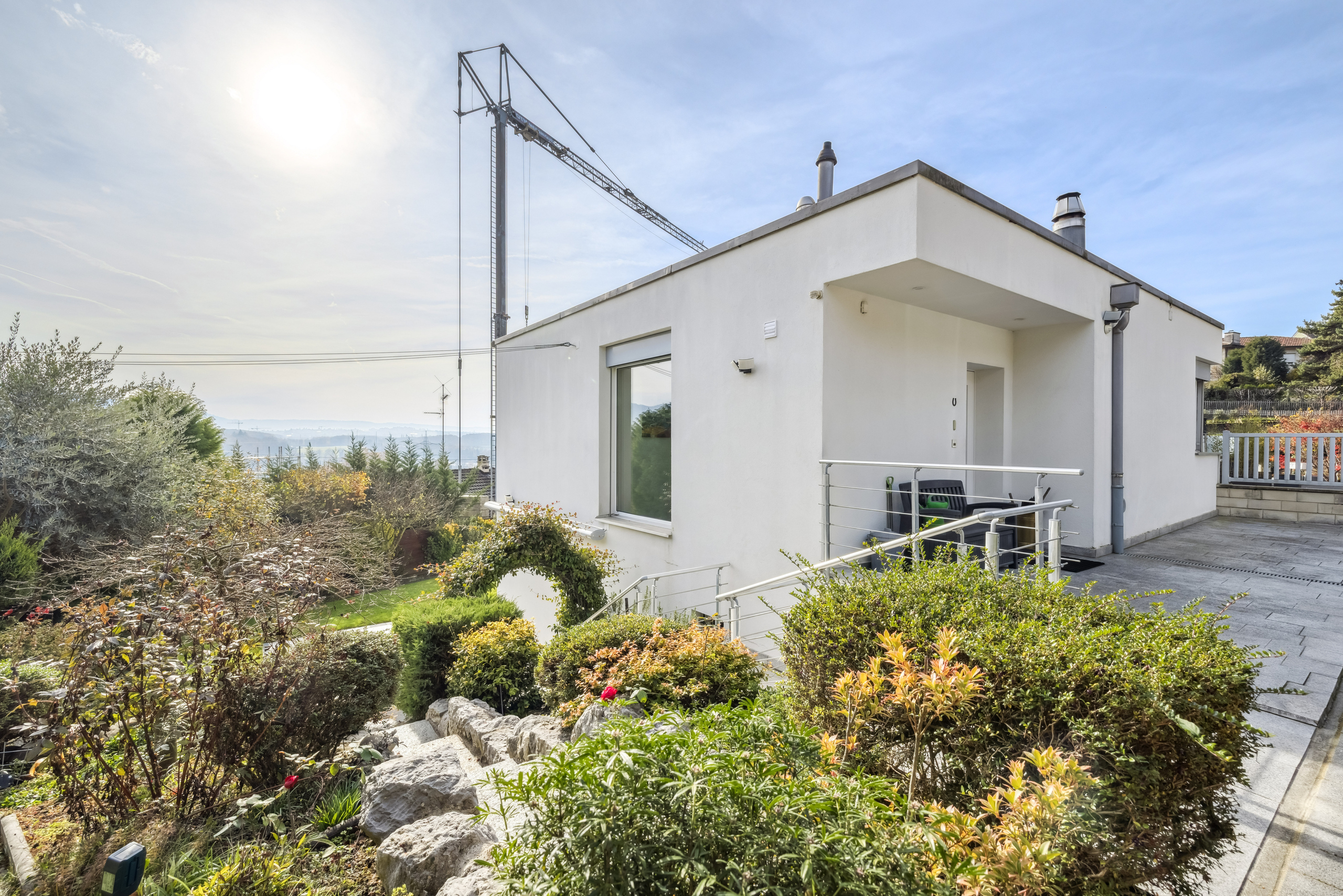 Accès au jardin depuis la cour Accès au jardin depuis la cour