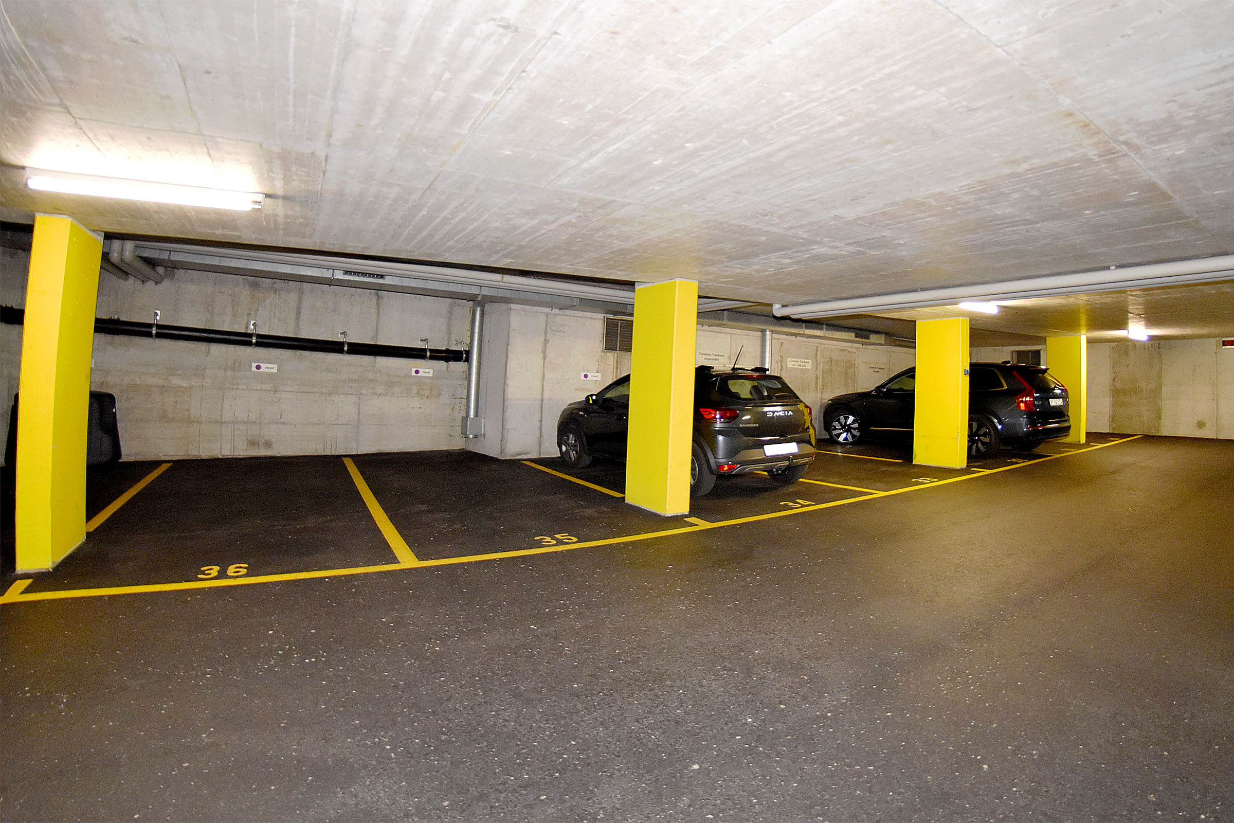 Zwei private Garagenplätze Zwei private Garagenplätze