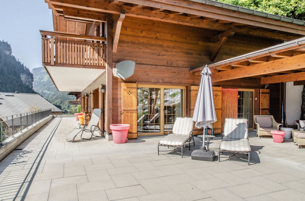Grosse Terrasse mit Blick auf die Berge