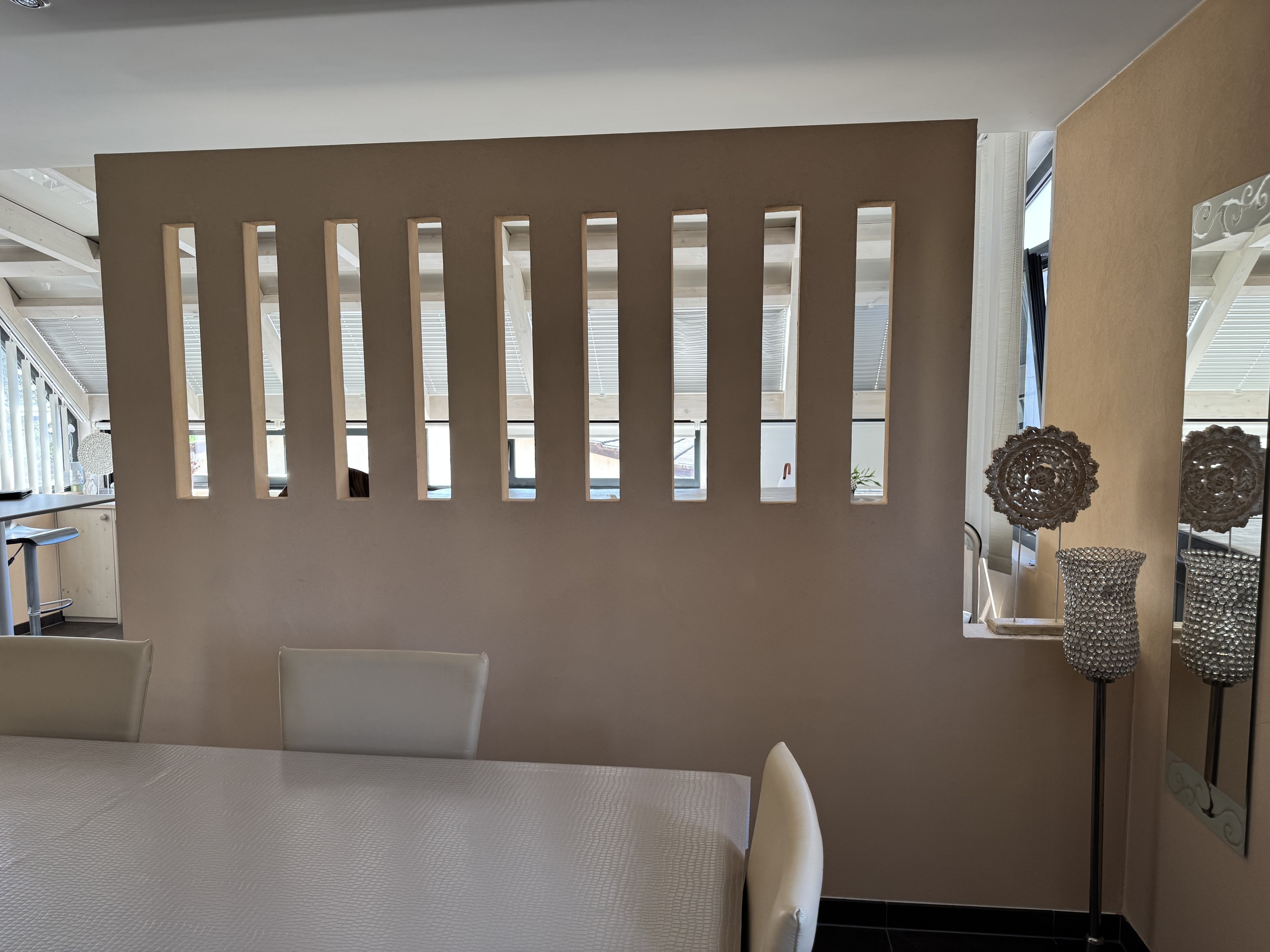 Claustra de séparation entre la zone repas et le SPA Claustra de séparation entre la zone repas et le SPA