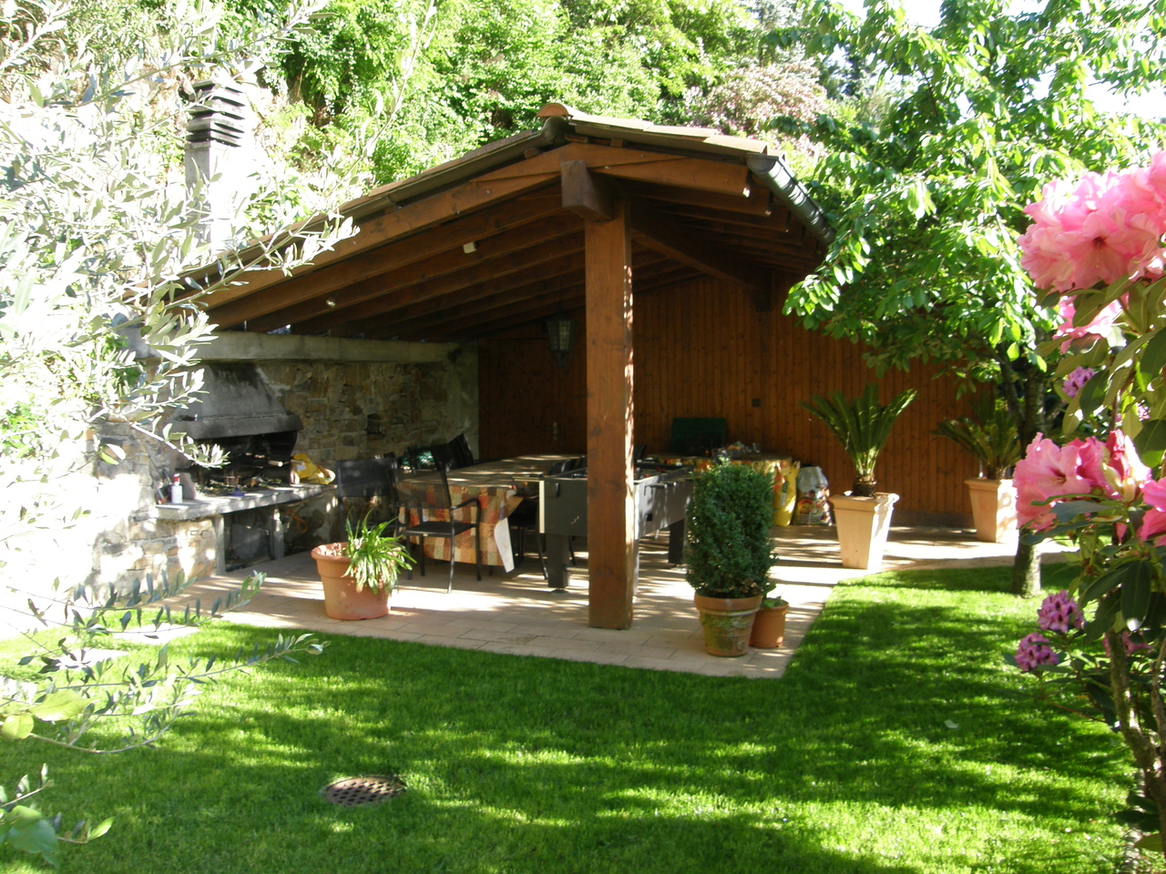 pergolato con camino-grill e locale deposito