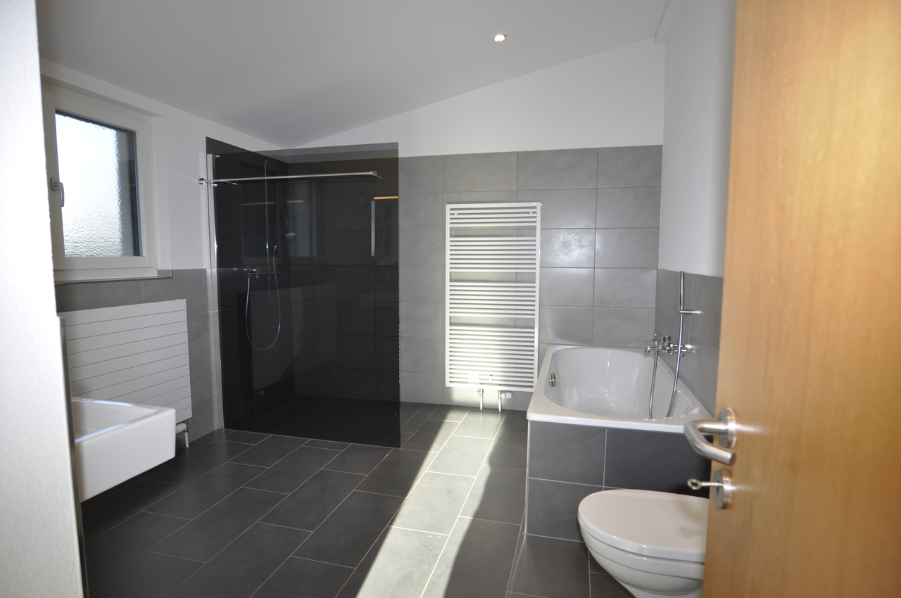 Bad/Dusche/WC mit Einbauschränken Bad/Dusche/WC mit Einbauschränken