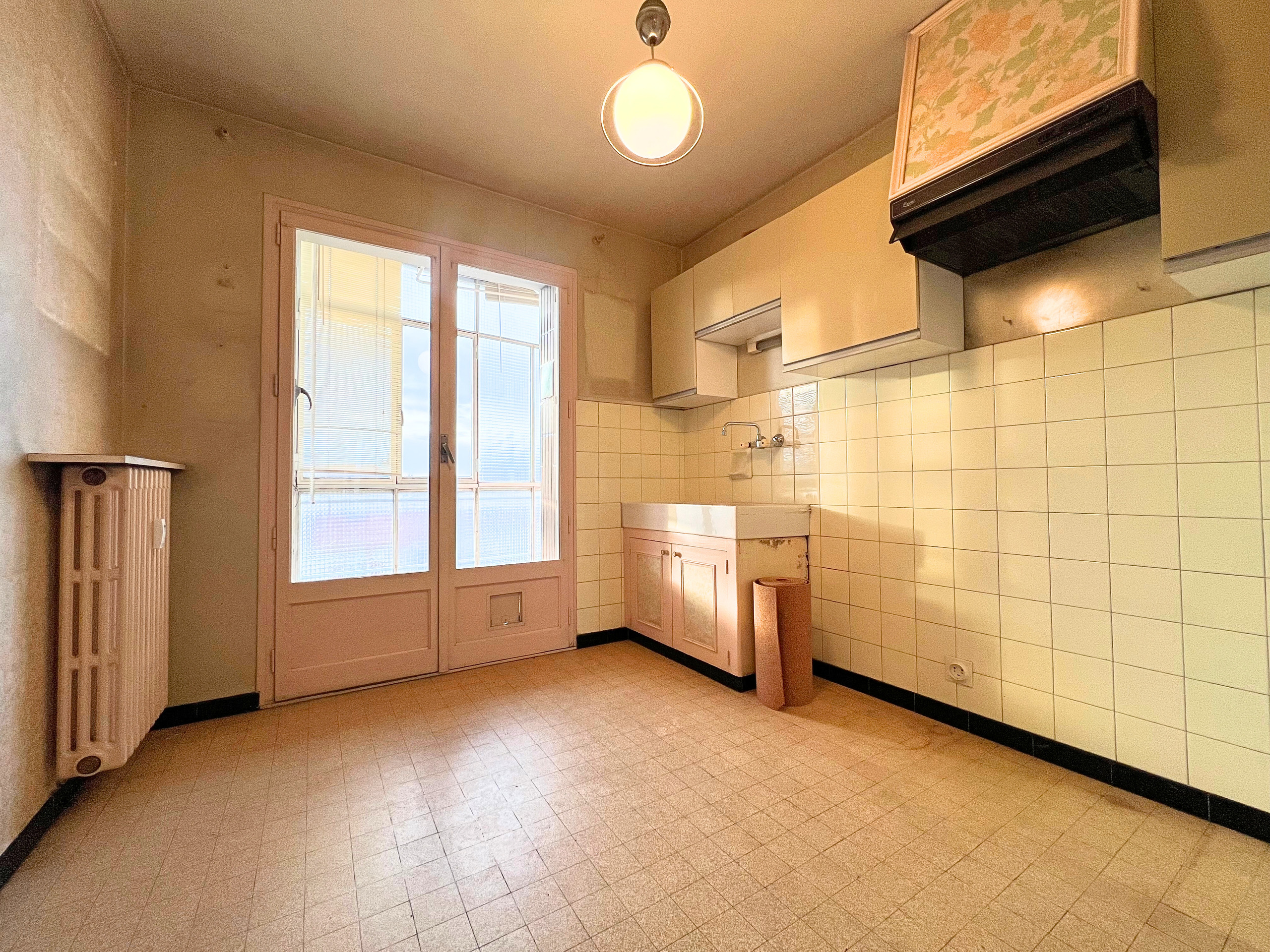 Kitchen with a porch