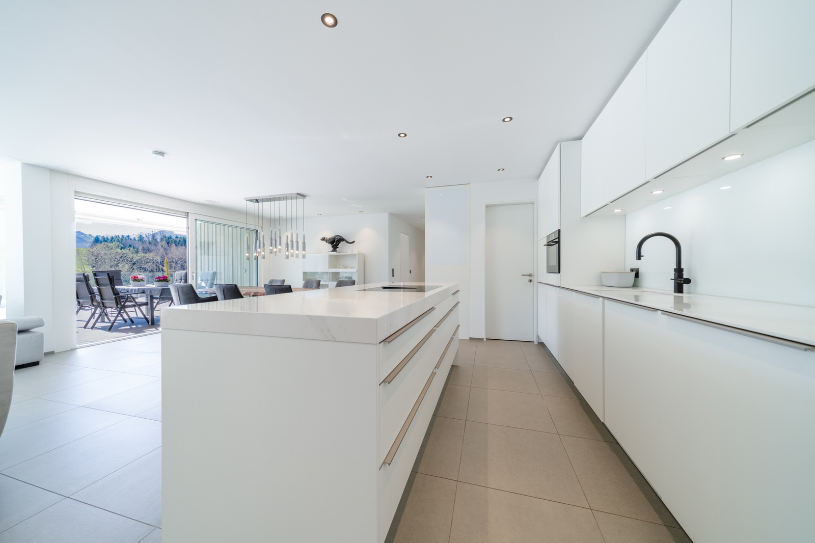 Hochwertige Küche mit Kochinsel und integriertem Weinkühlschrank l Hochwertige Küche mit Kochinsel und integriertem Weinkühlschrank l