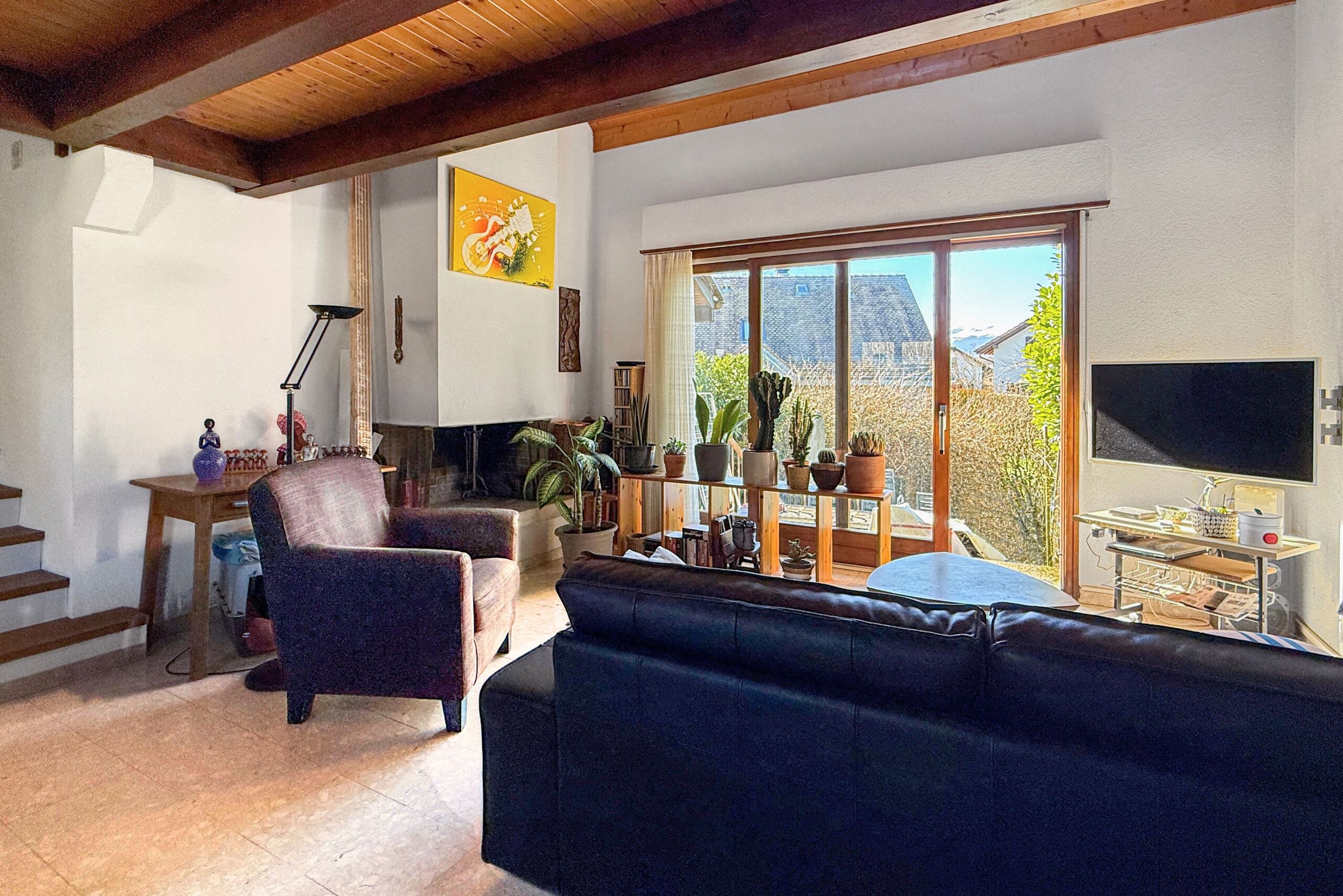 Salon avec cheminée et mezzanine