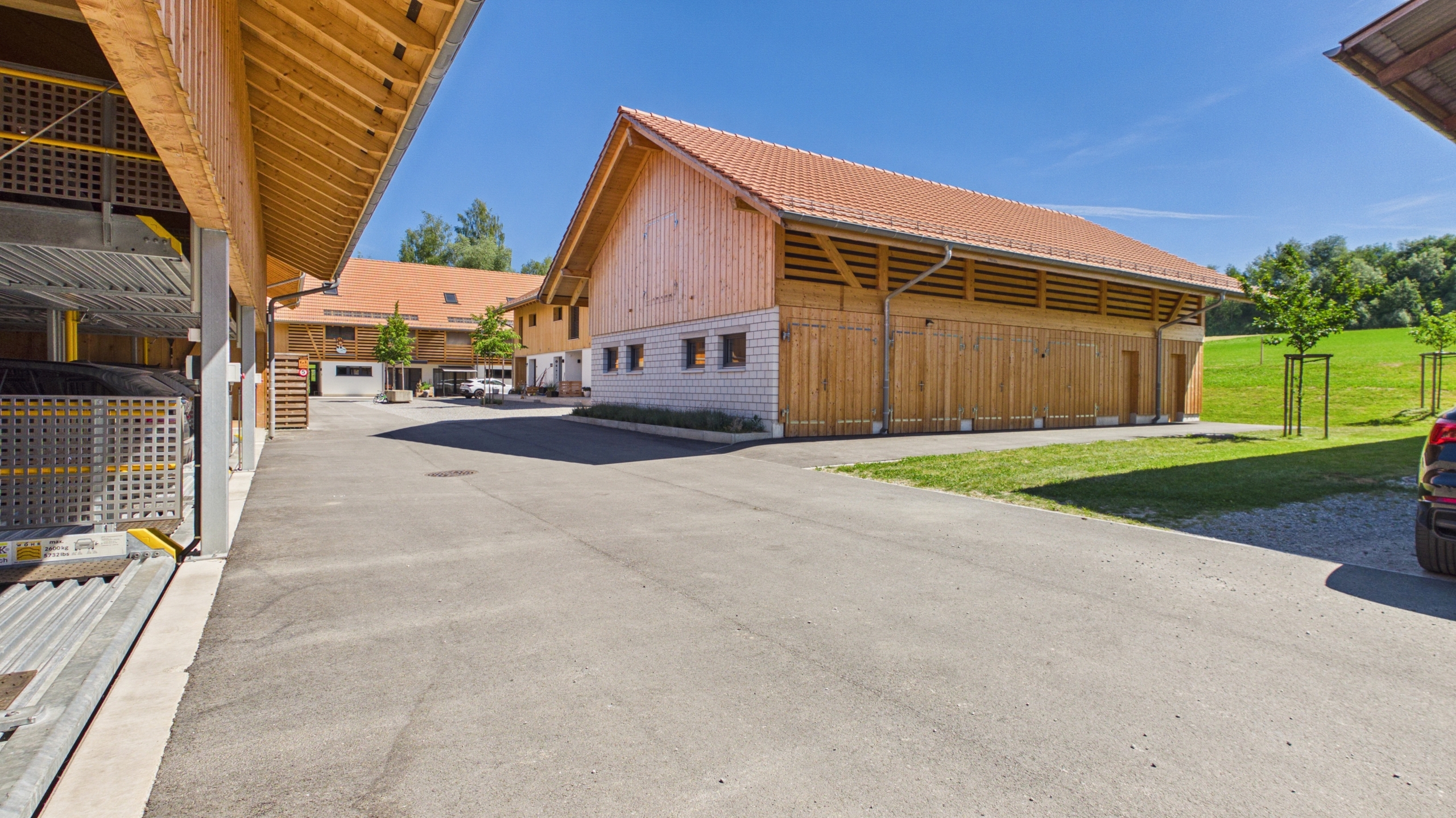 Gebäude rechts mit Allgemeinraum OG und priv. Schopf Gebäude rechts mit Allgemeinraum OG und priv. Schopf