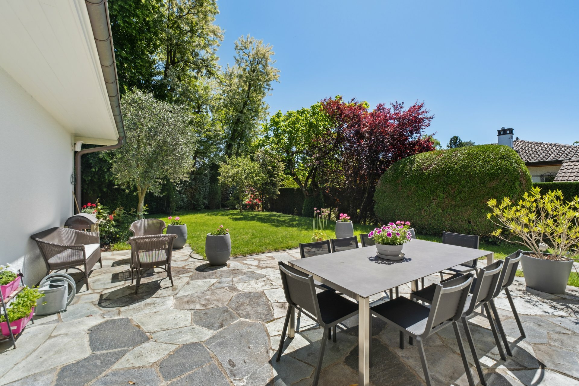 Grande terrasse sur le jardin Grande terrasse sur le jardin