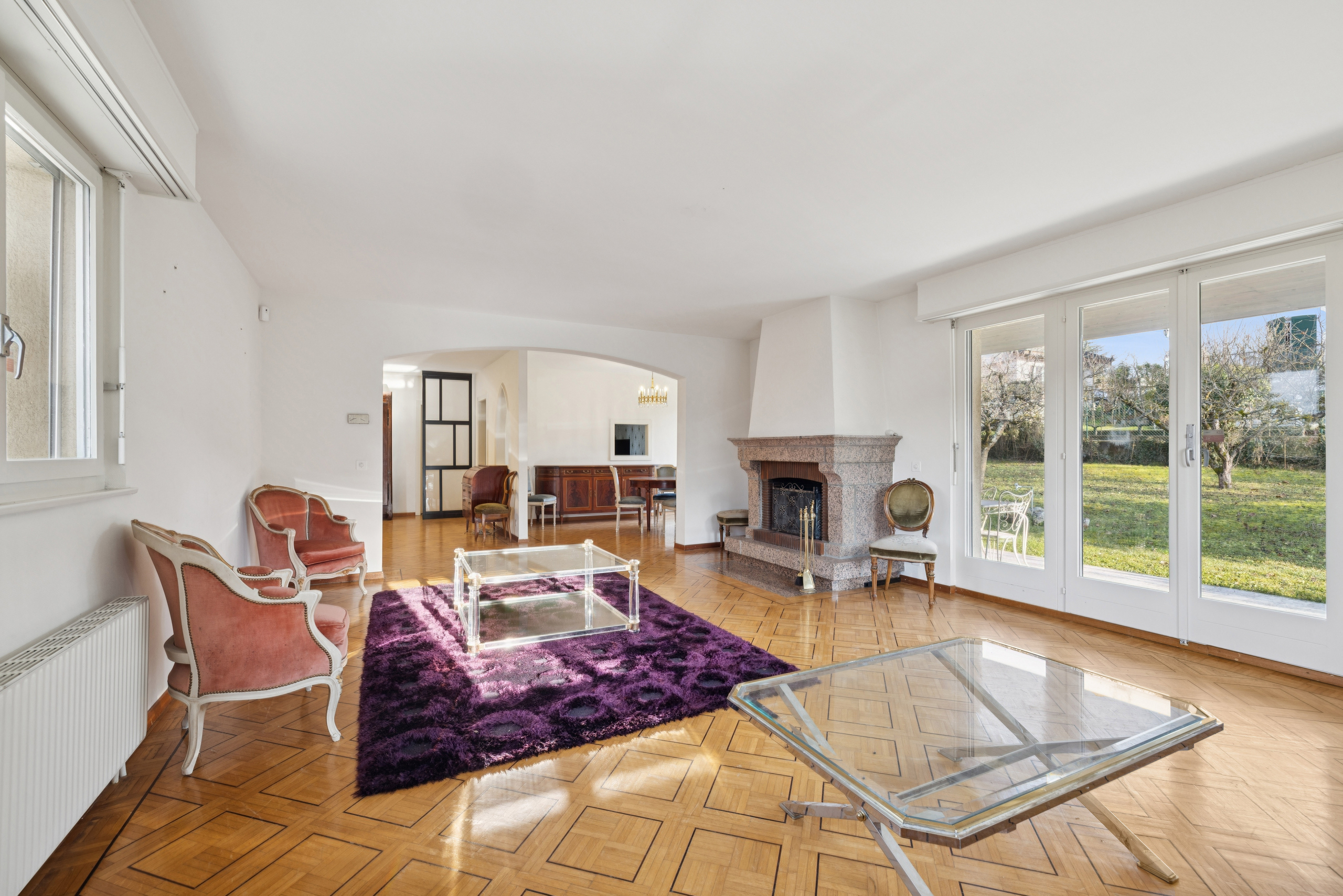 Spacieux séjour avec sa grande cheminée