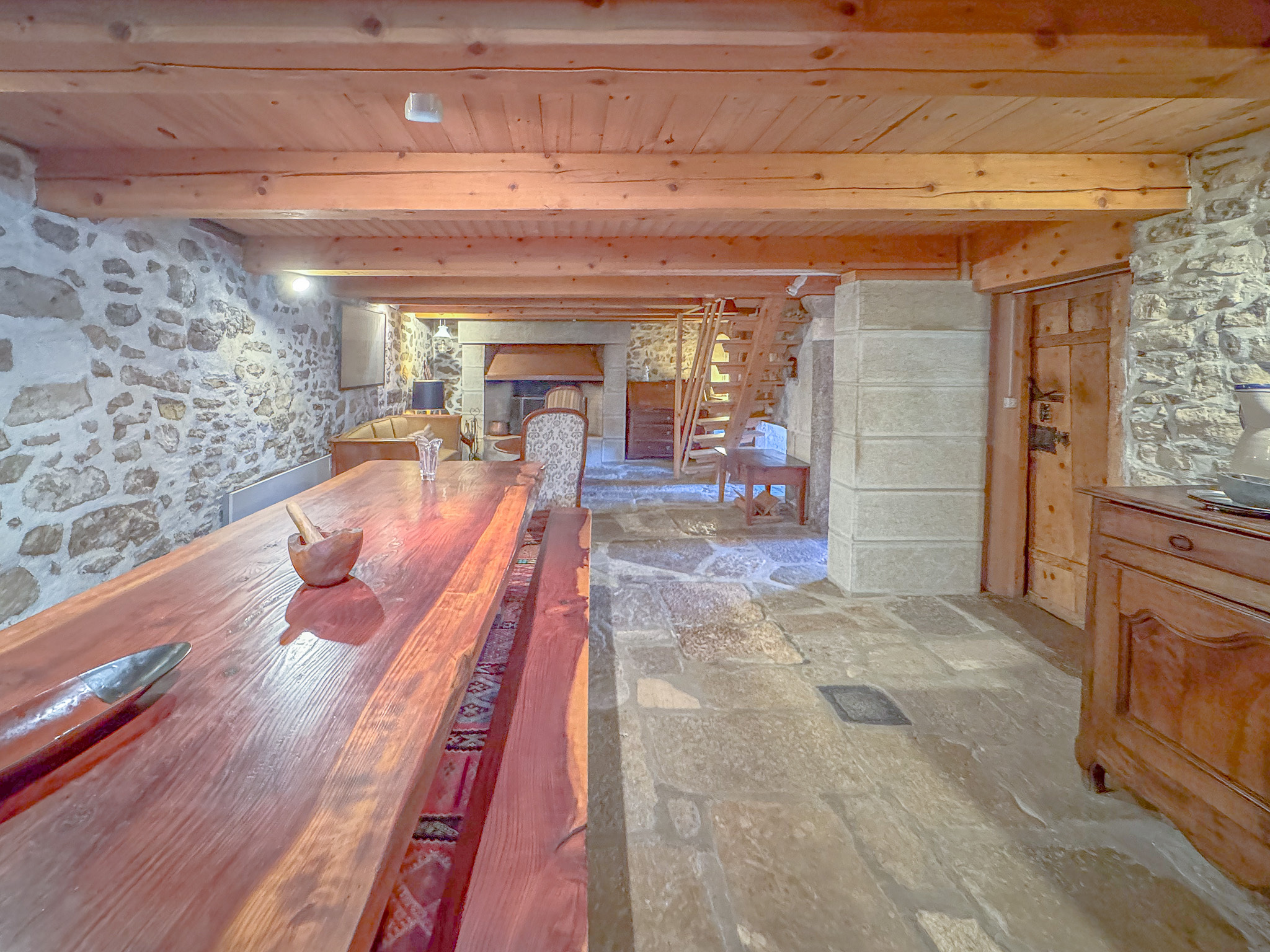 Espace salle à manger/salon offrant un coin cheminée au rez Espace salle à manger/salon offrant un coin cheminée au rez