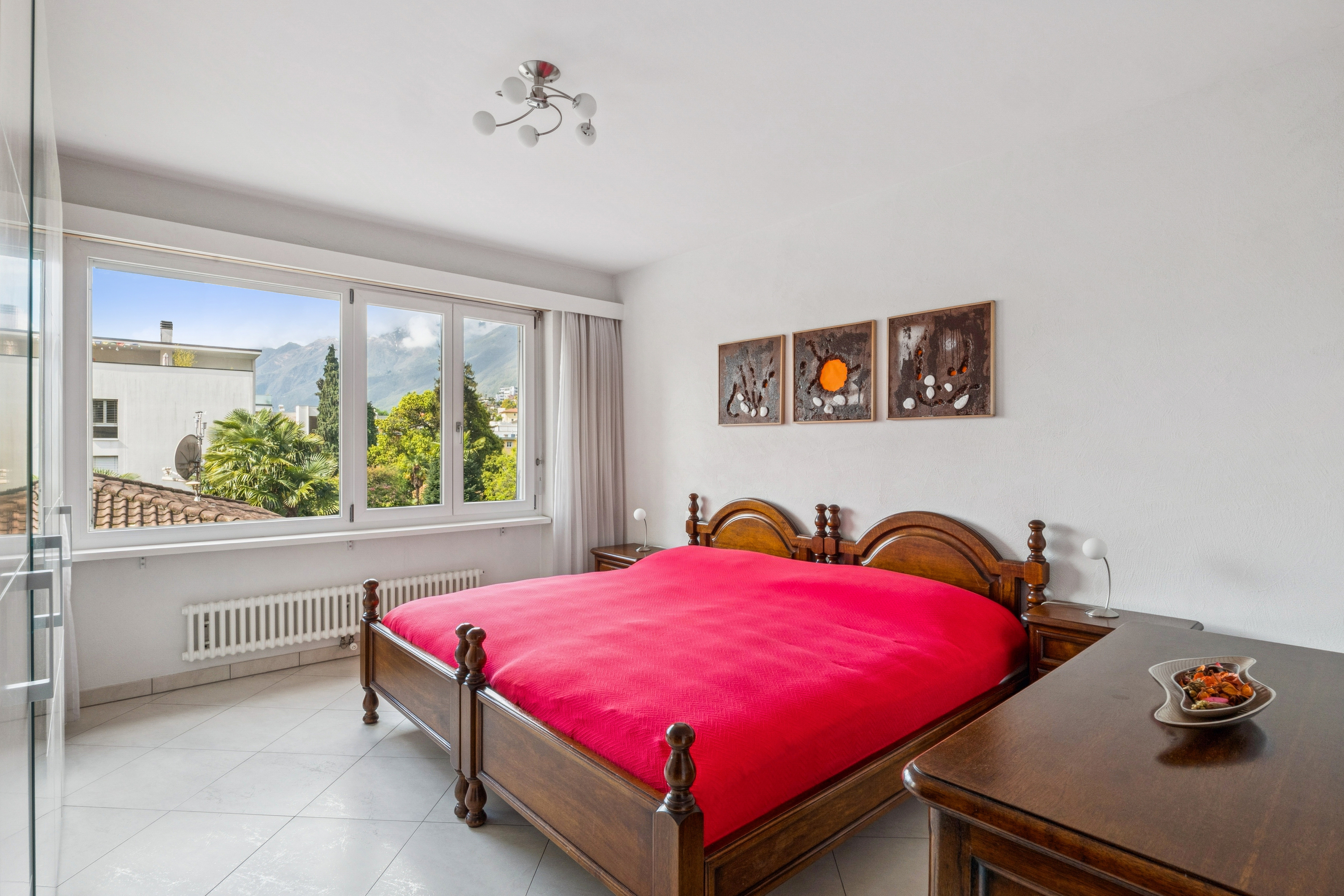 La camera da letto principale, esposta a sud, dispone di un ampio spazio..