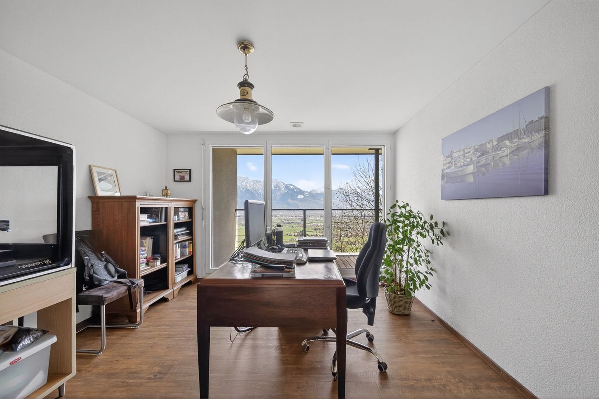 Helles Büro / Zimmer mit grossem Fenster und freiem Bergblick