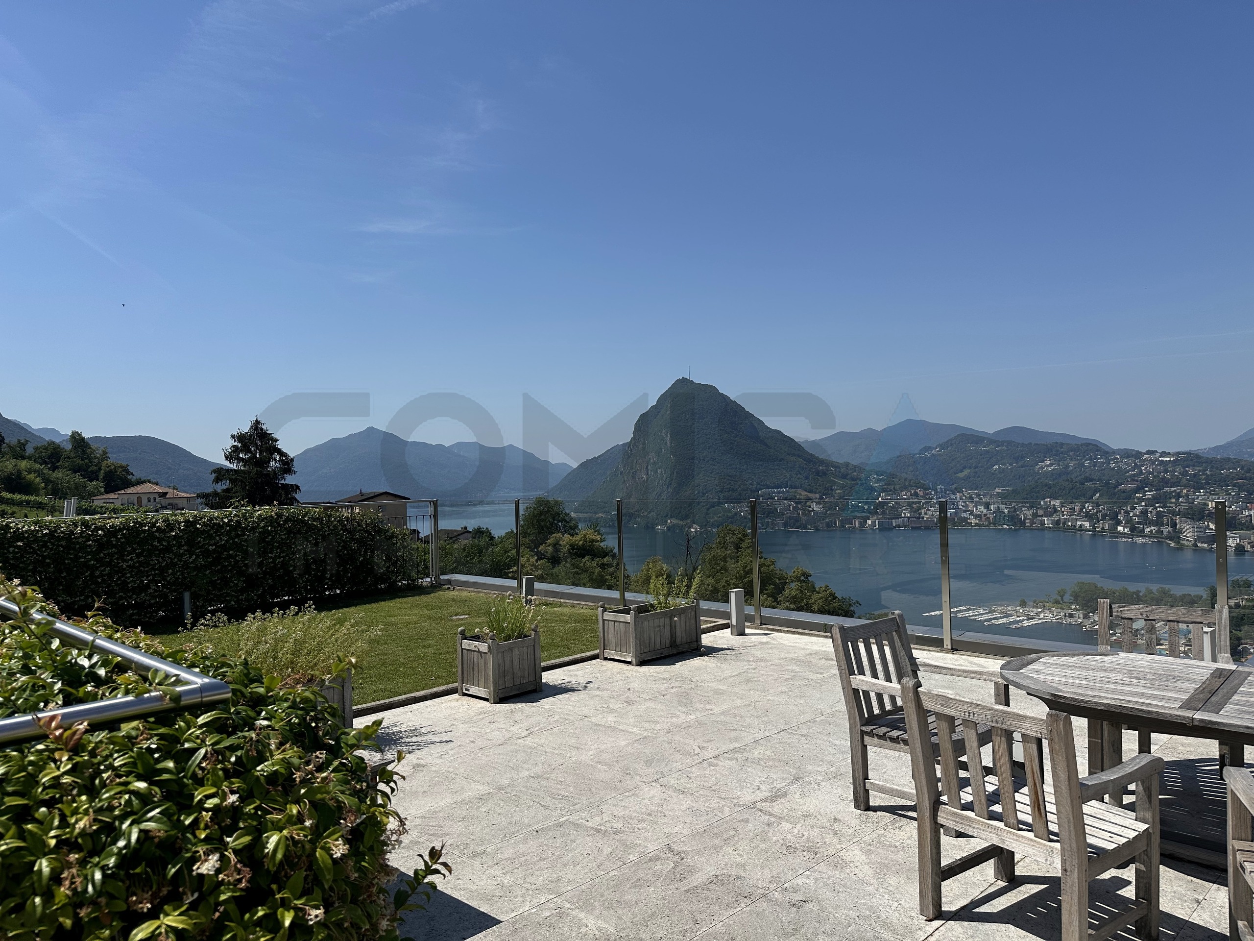 rooftop con vista lago, città e montagne