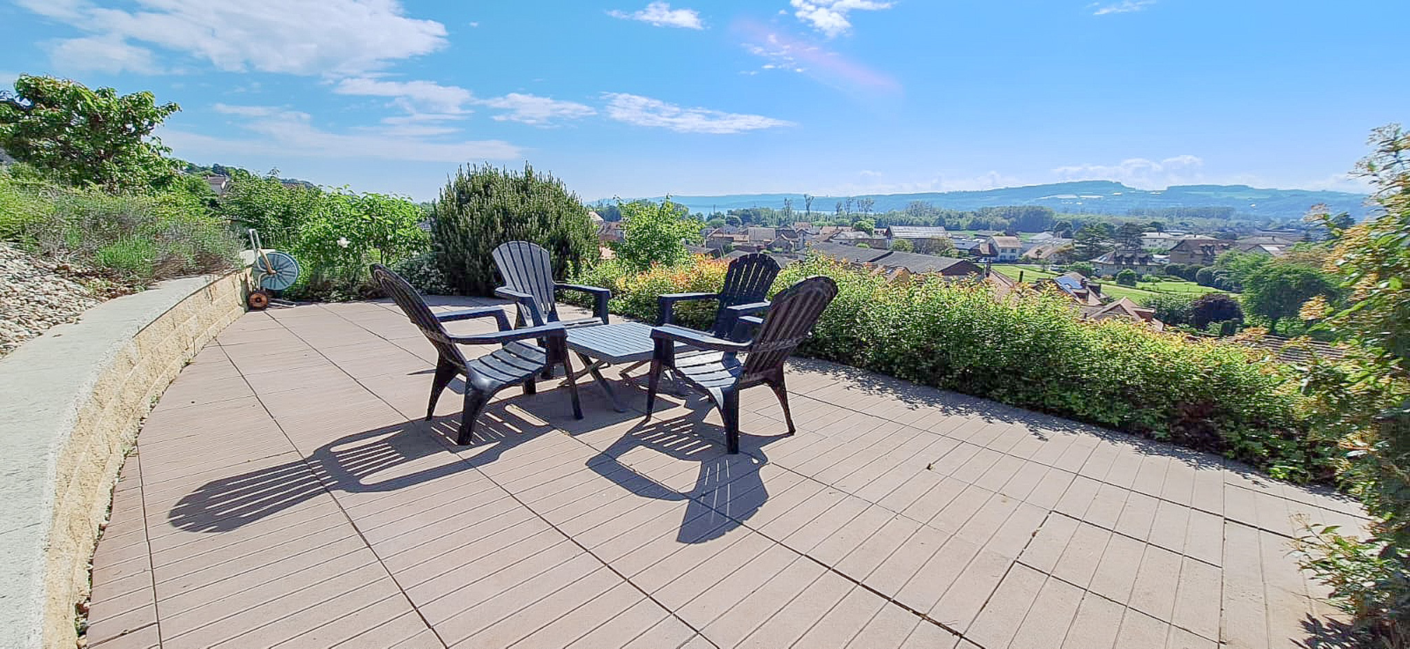 Terrasse en surplomb avec magnifique dégagement Terrasse en surplomb avec magnifique dégagement