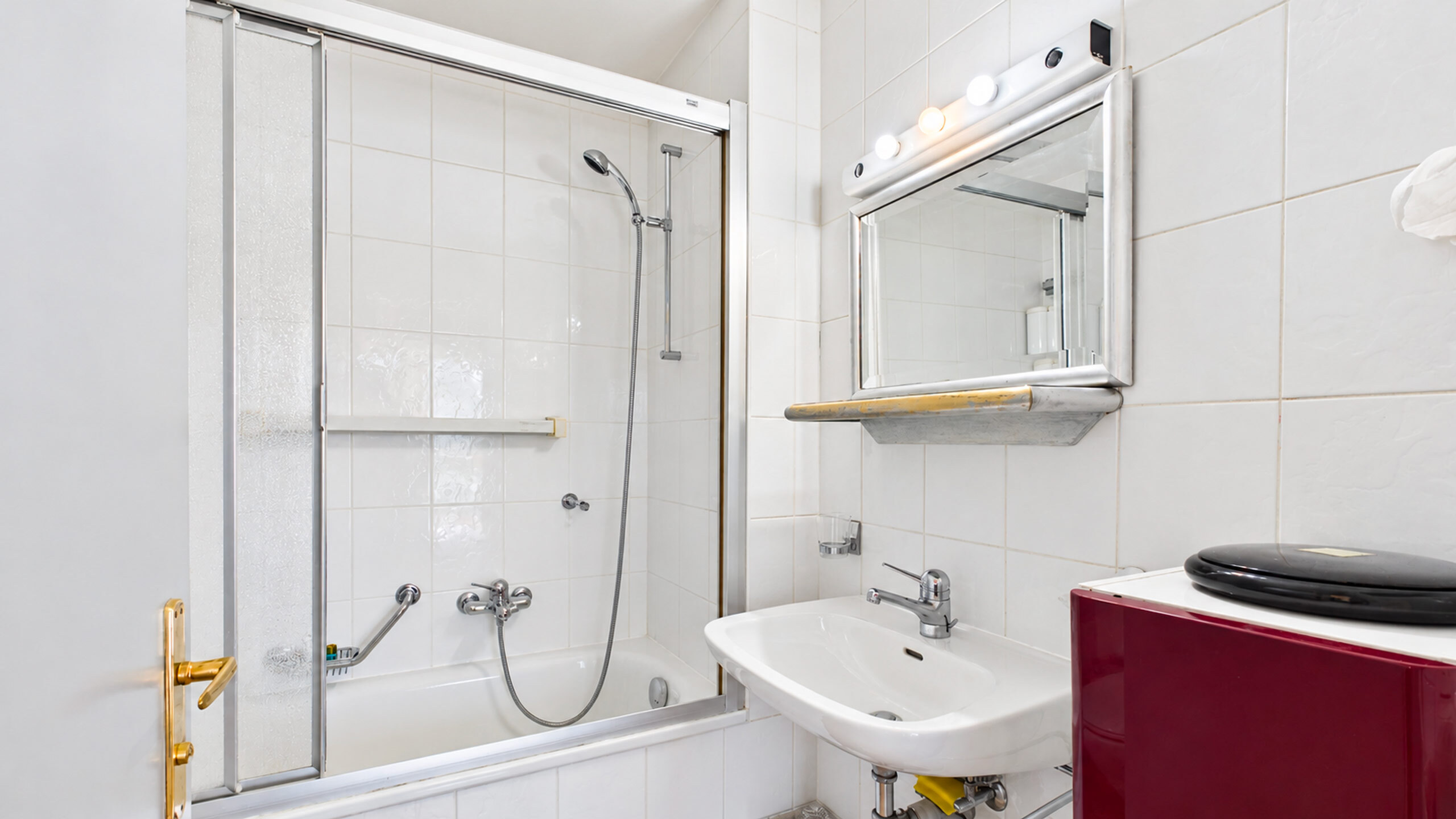 Salle de bain 1 - Vue 1 Salle de bain 1 - Vue 1