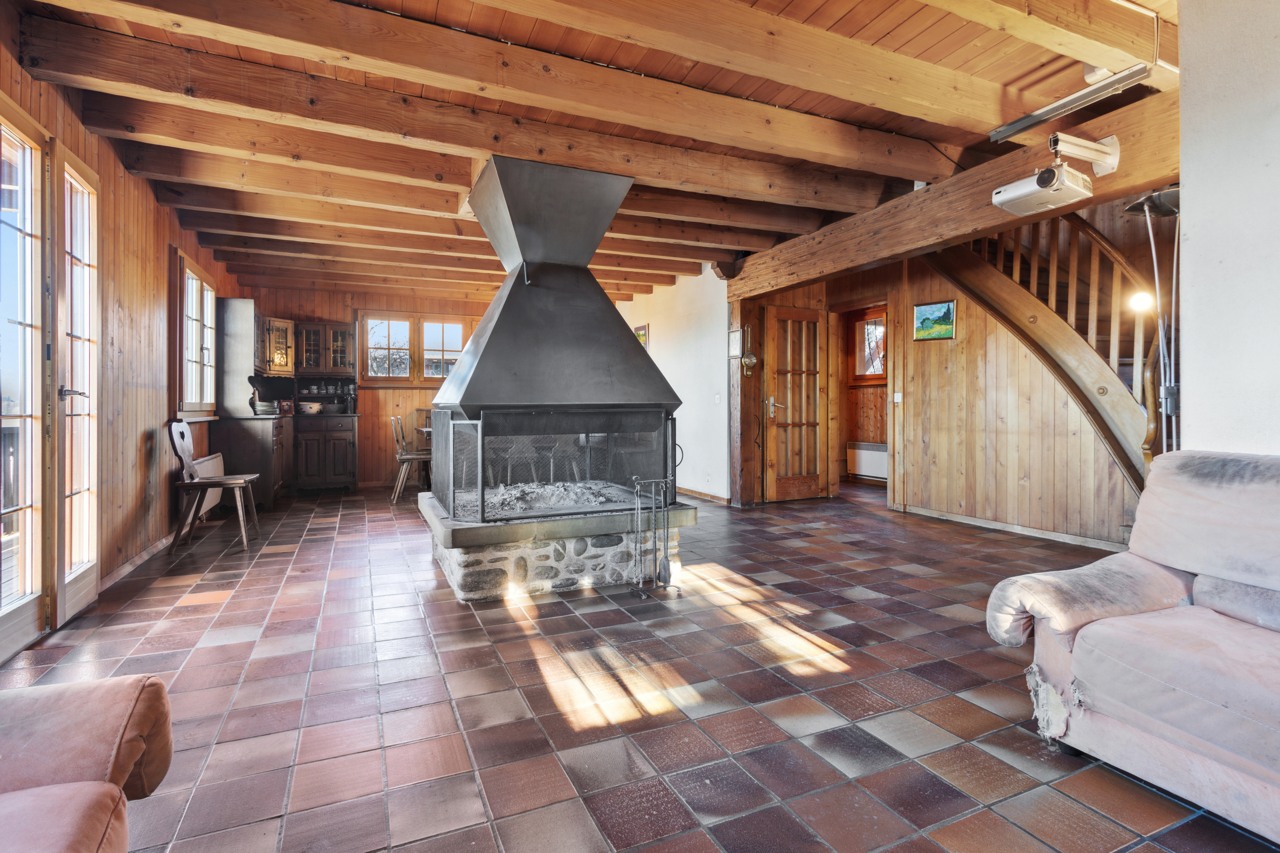 Wohnzimmer mit zentralem Kamin Wohnzimmer mit zentralem Kamin