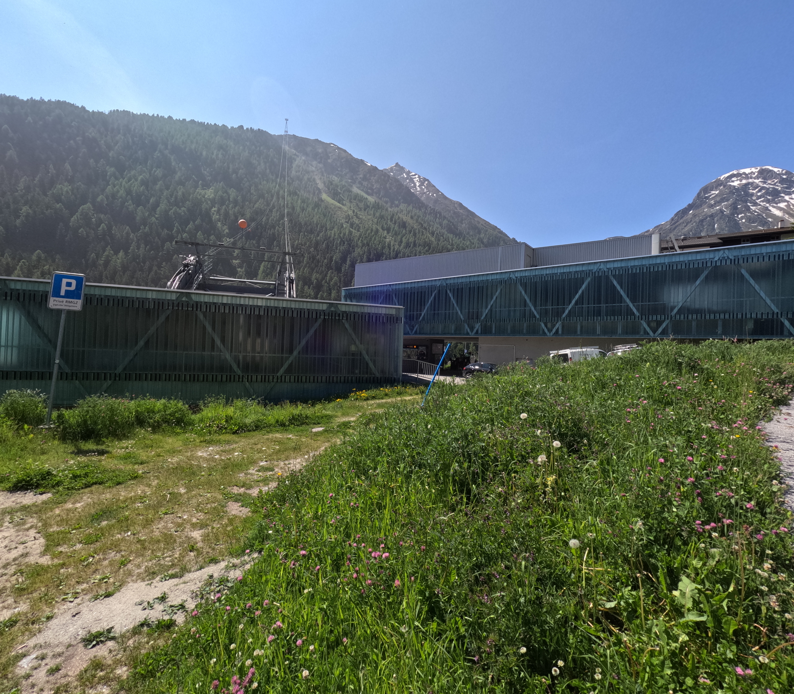 Vue sur les remontées mécaniques  Vue sur les remontées mécaniques