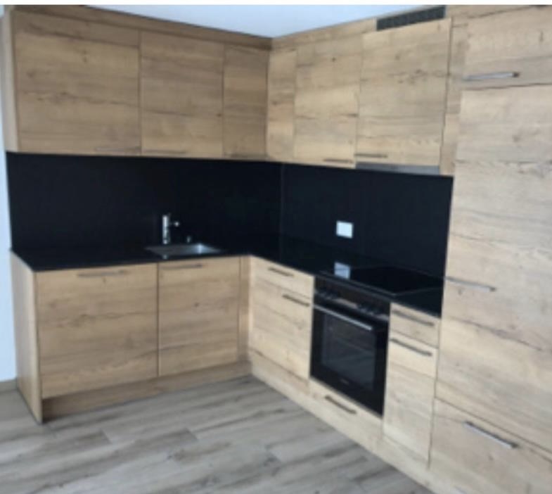 une cuisine moderne avec des murs et des armoires en bois une cuisine moderne avec des murs et des armoires en bois
