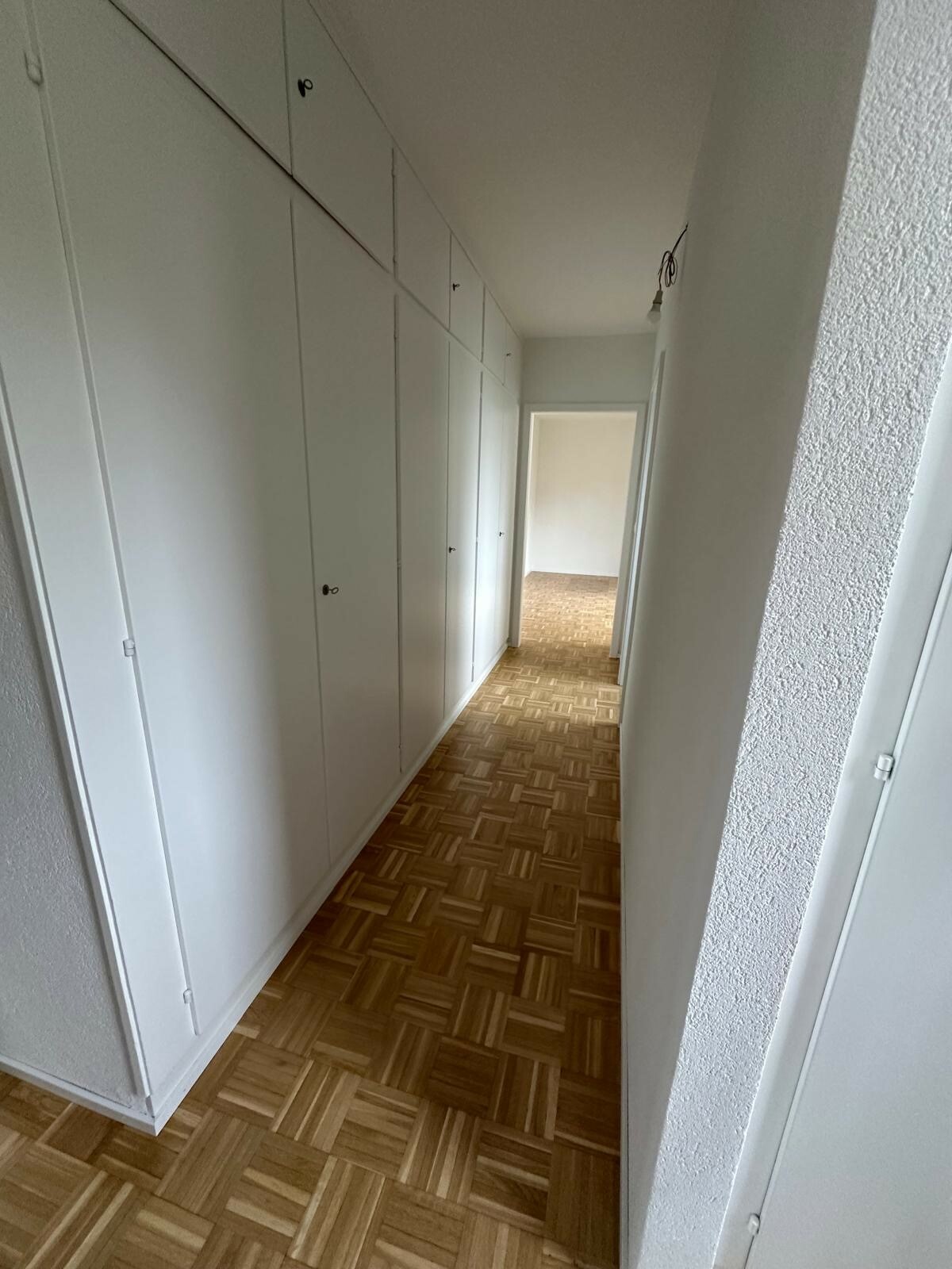 Couloir avec armoires murales