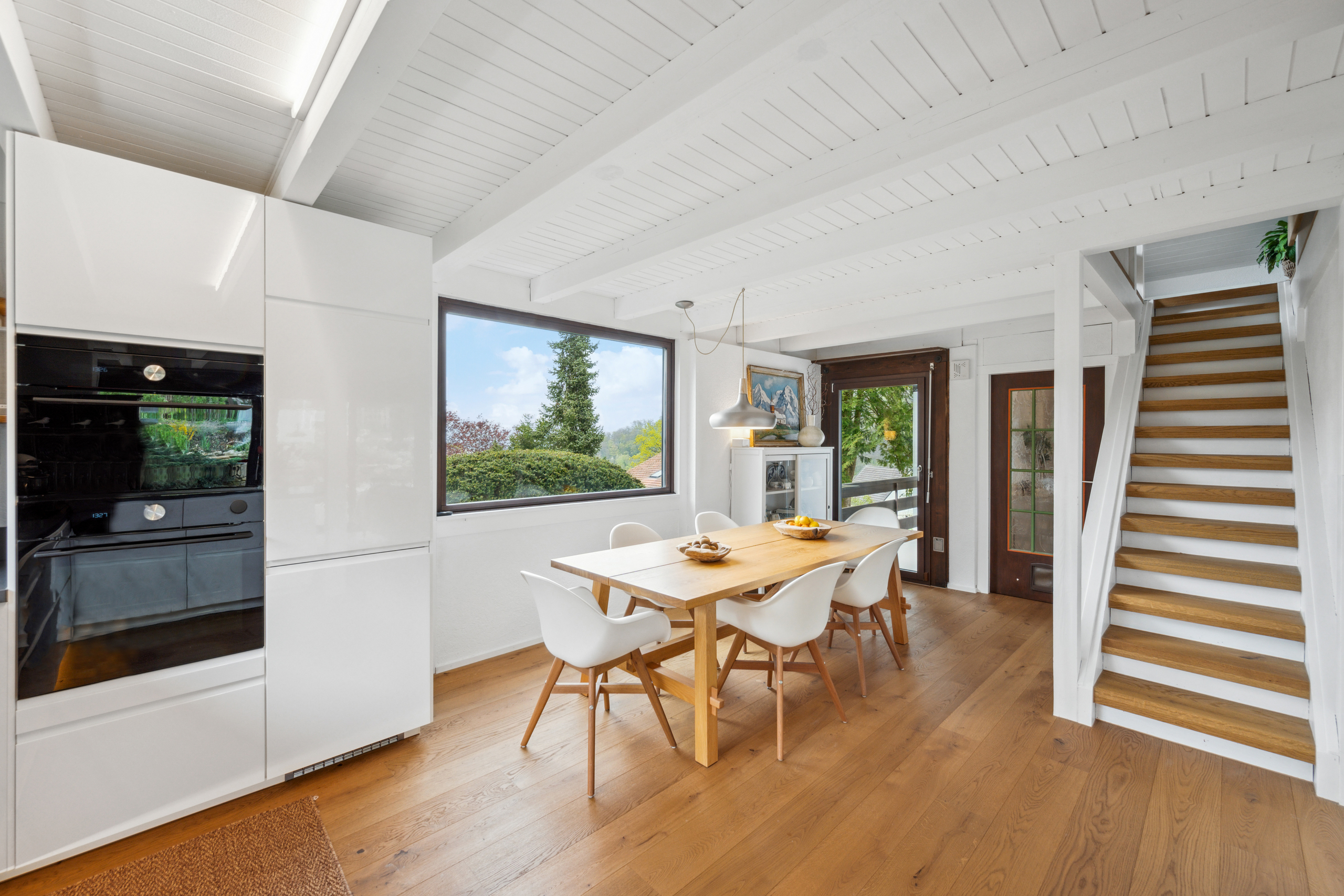 Essbereich mit Treppe ins 2. OG Essbereich mit Treppe ins 2. OG