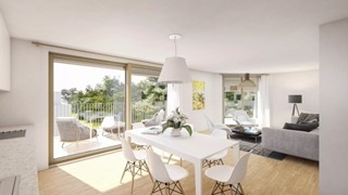 un salon, une salle à manger et une cuisine avec une grande porte coulissante en verre et une table et des chaises blanches