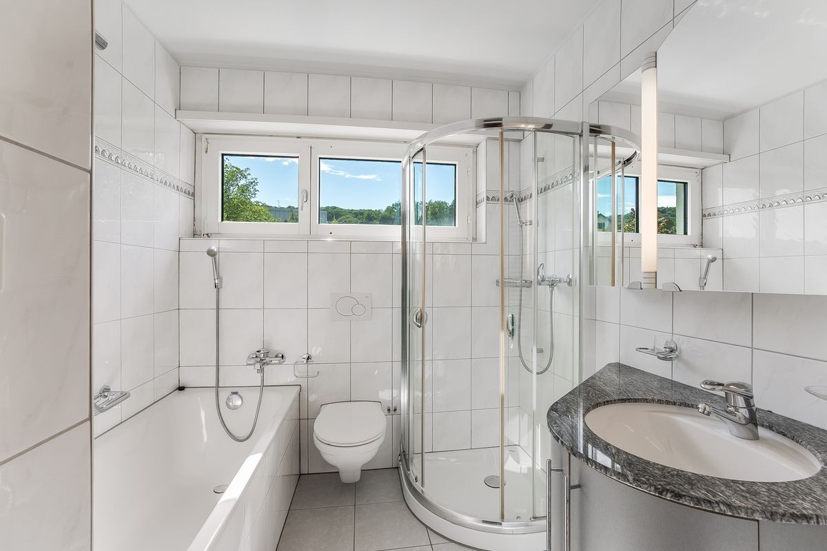 Familienbad mit Badewanne, Dusche, WC, Lavabo und Badheizkörper Familienbad mit Badewanne, Dusche, WC, Lavabo und Badheizkörper