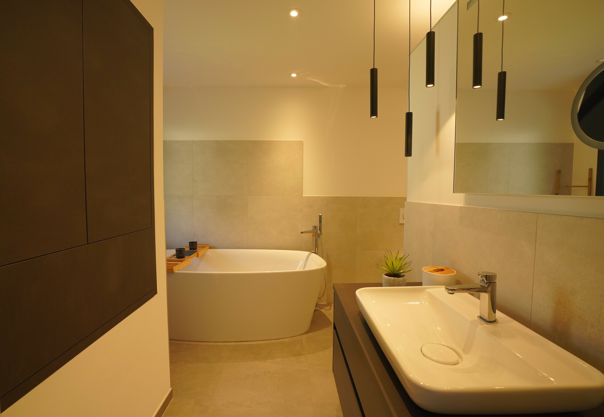 Appartement de 5.5 pièces : salle d'eau comprenant douche & baignoire
