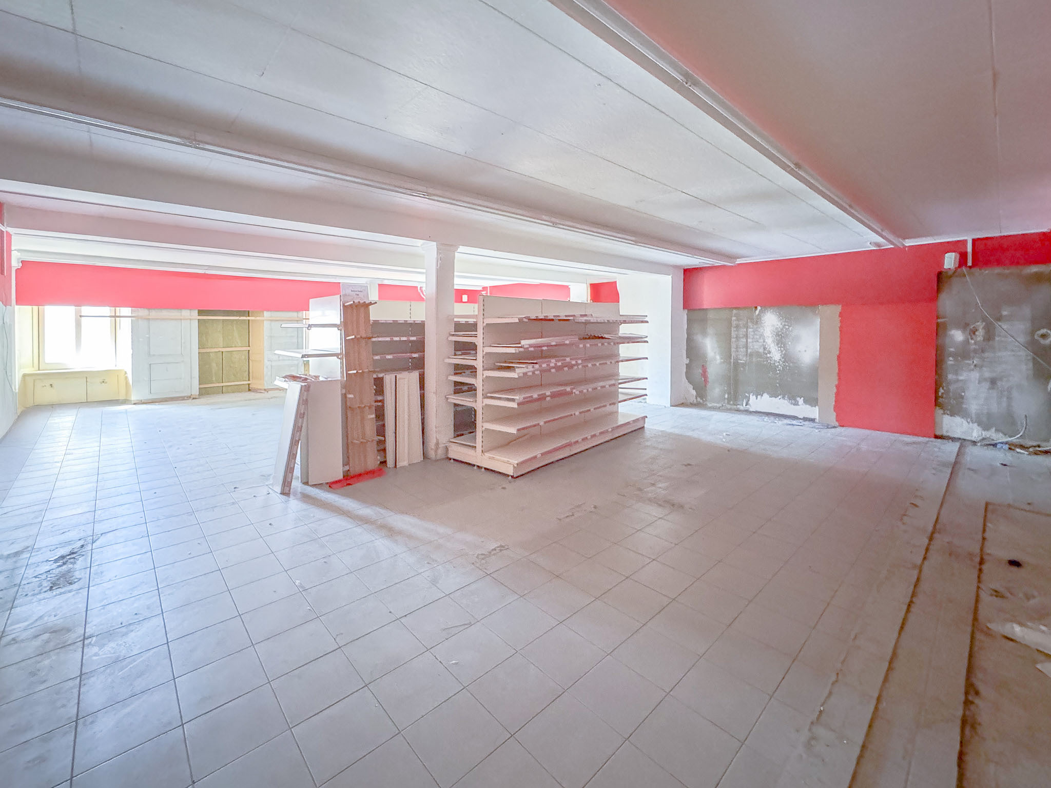 Locaux commerciaux avec sanitaire et monte-charge Locaux commerciaux avec sanitaire et monte-charge