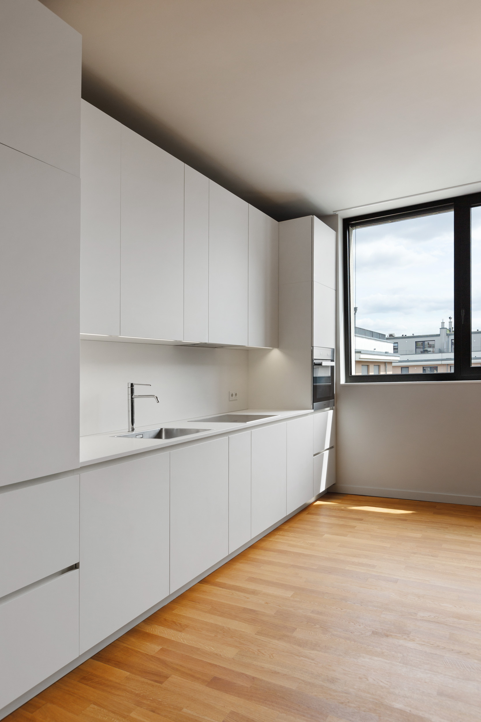 Klarheit in Form und Funktion: Die grifflose Varenna-Küche mit Miele-Geräten steht für kompromisslose Qualität und zeitlos eleganten Purismus. Klarheit in Form und Funktion: Die grifflose Varenna-Küche mit Miele-Geräten steht für kompromisslose Qualität und zeitlos eleganten Purismus.