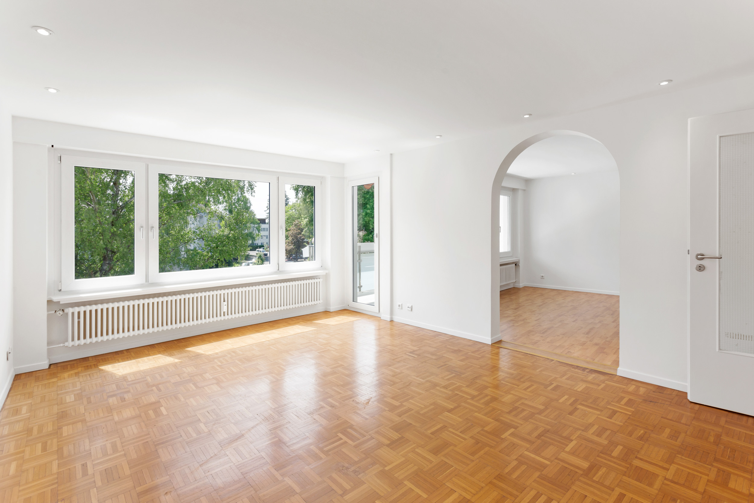 Sie erreichen den Balkon von zwei Zimmern aus. Sie erreichen den Balkon von zwei Zimmern aus.