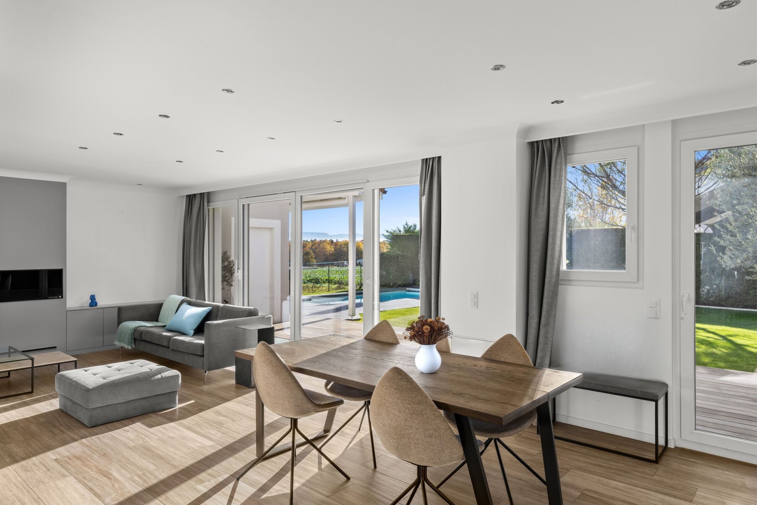 Belle pièce de vie lumineuse avec accès deck et jardin