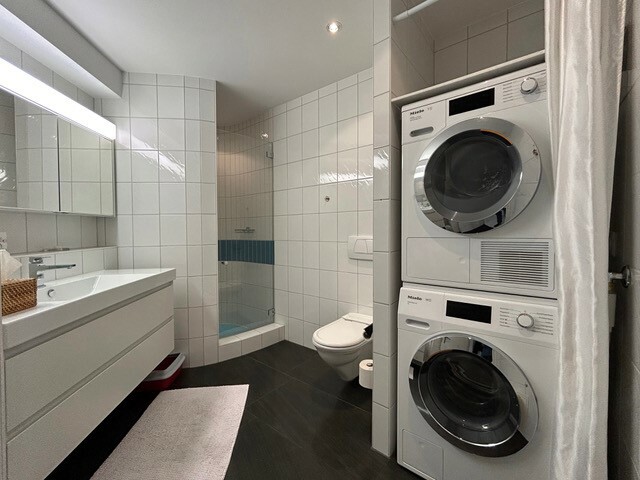 Gäste-WC mit Miele-Wäscheturm