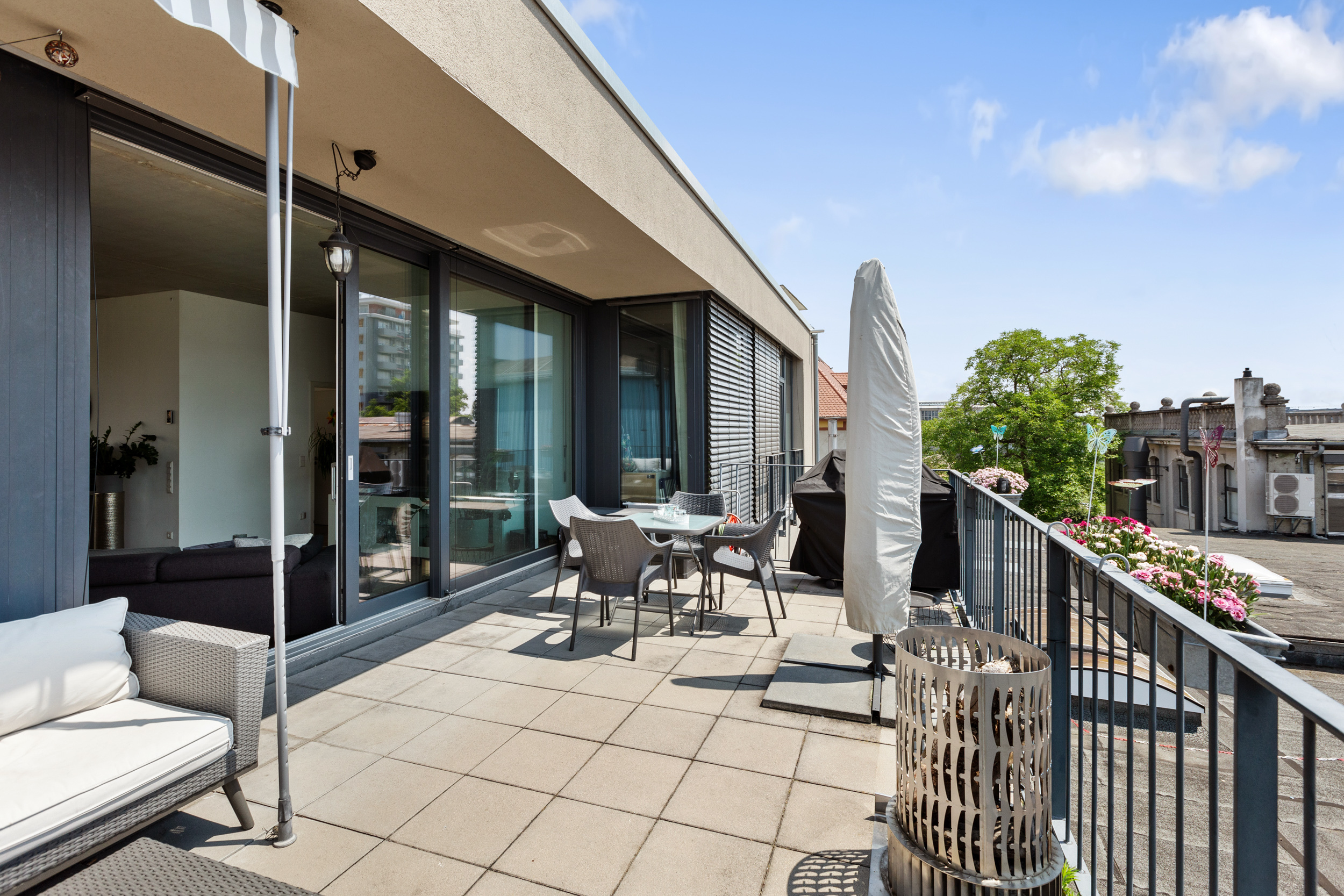 Die sonnenverwöhnte Terrasse lädt zum Entspannen und Geniessen ein Die sonnenverwöhnte Terrasse lädt zum Entspannen und Geniessen ein