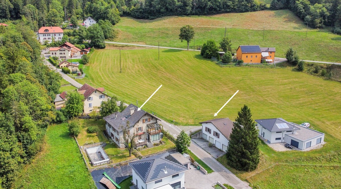 Vue aérienne sur l'immeuble et le bâtiment annexe