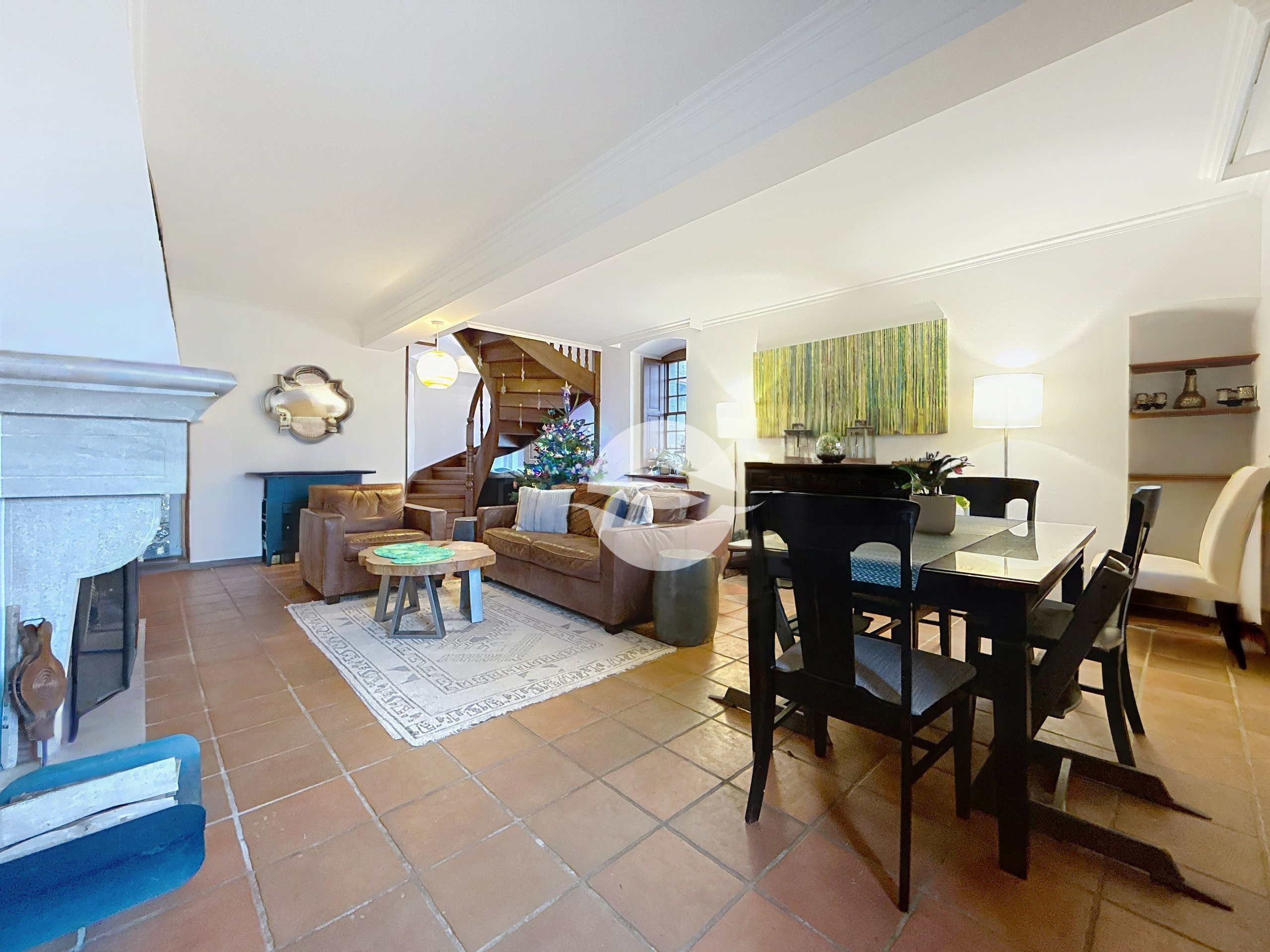 Pièce de vie avec cheminée et accès extérieur