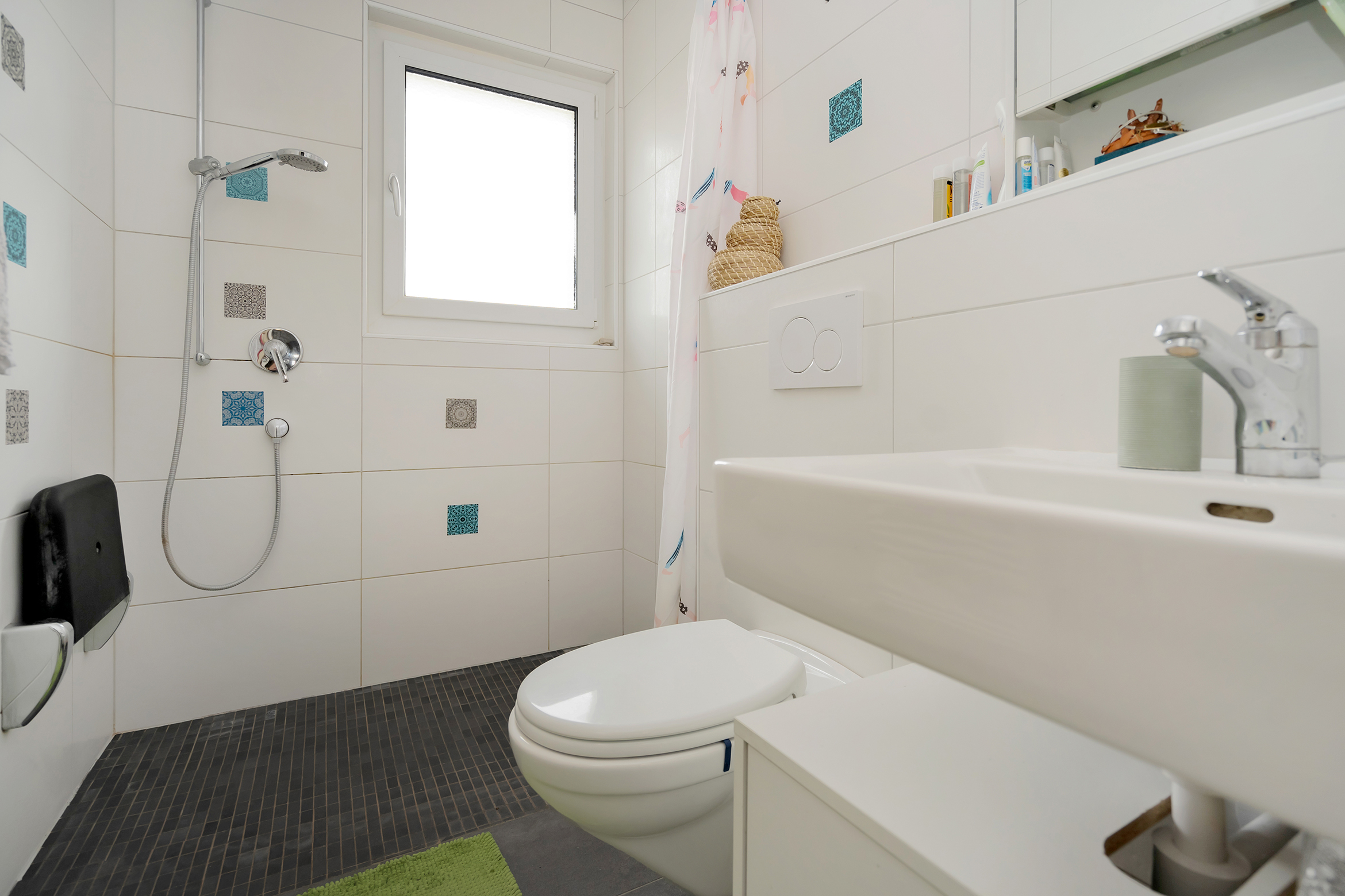 Gäste WC im EG mit Toilette, Dusche und Lavabo Gäste WC im EG mit Toilette, Dusche und Lavabo