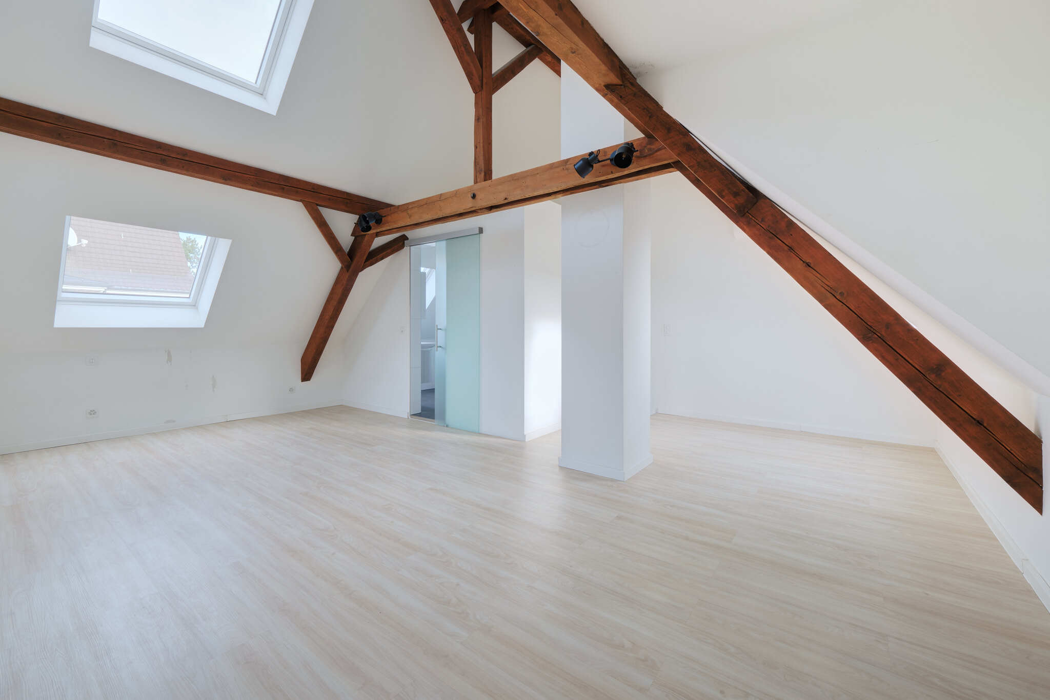 Grosser Raum mit Badezimmer im Dachgeschoss